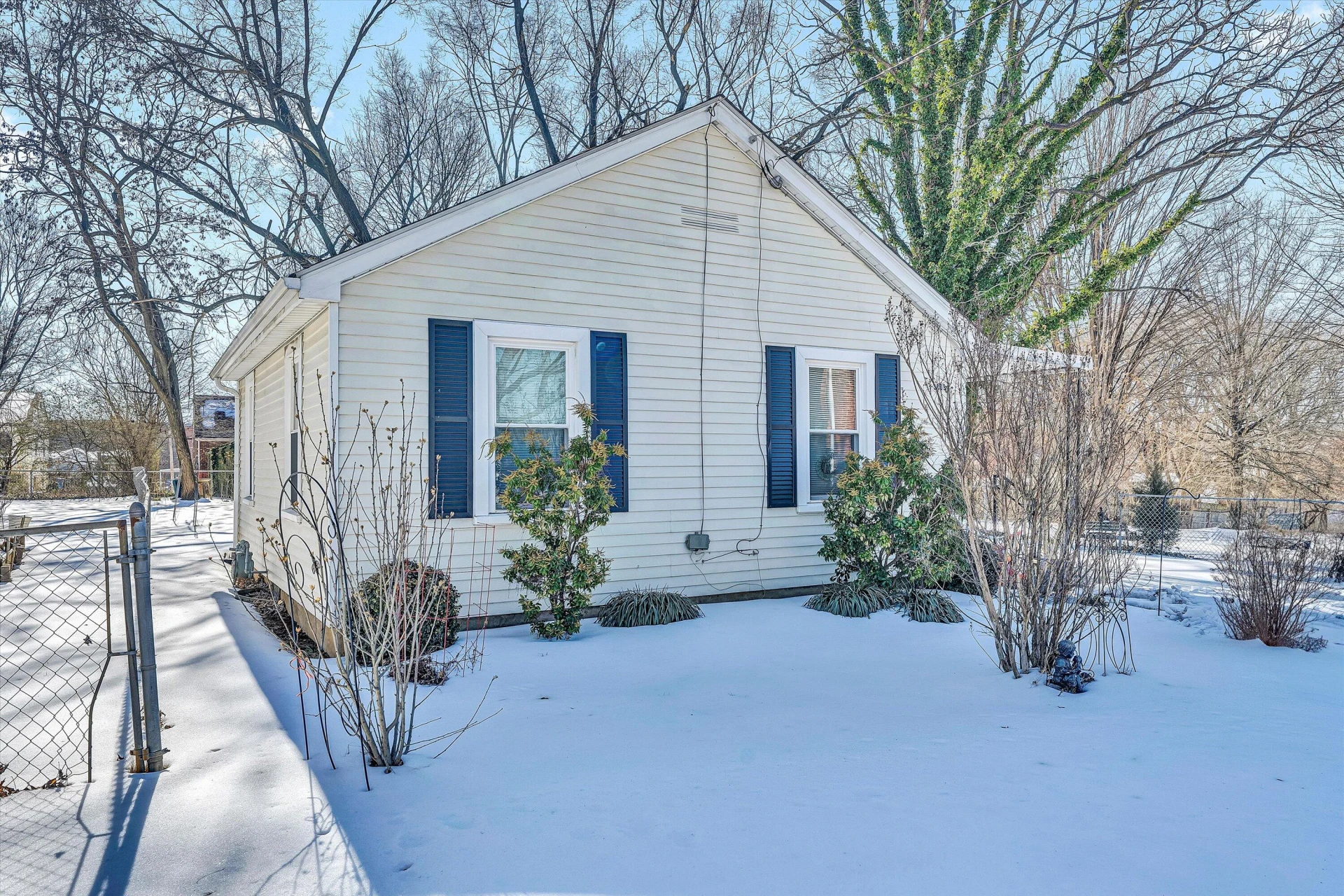3109 Maplelawn AVE NW - Photo 3