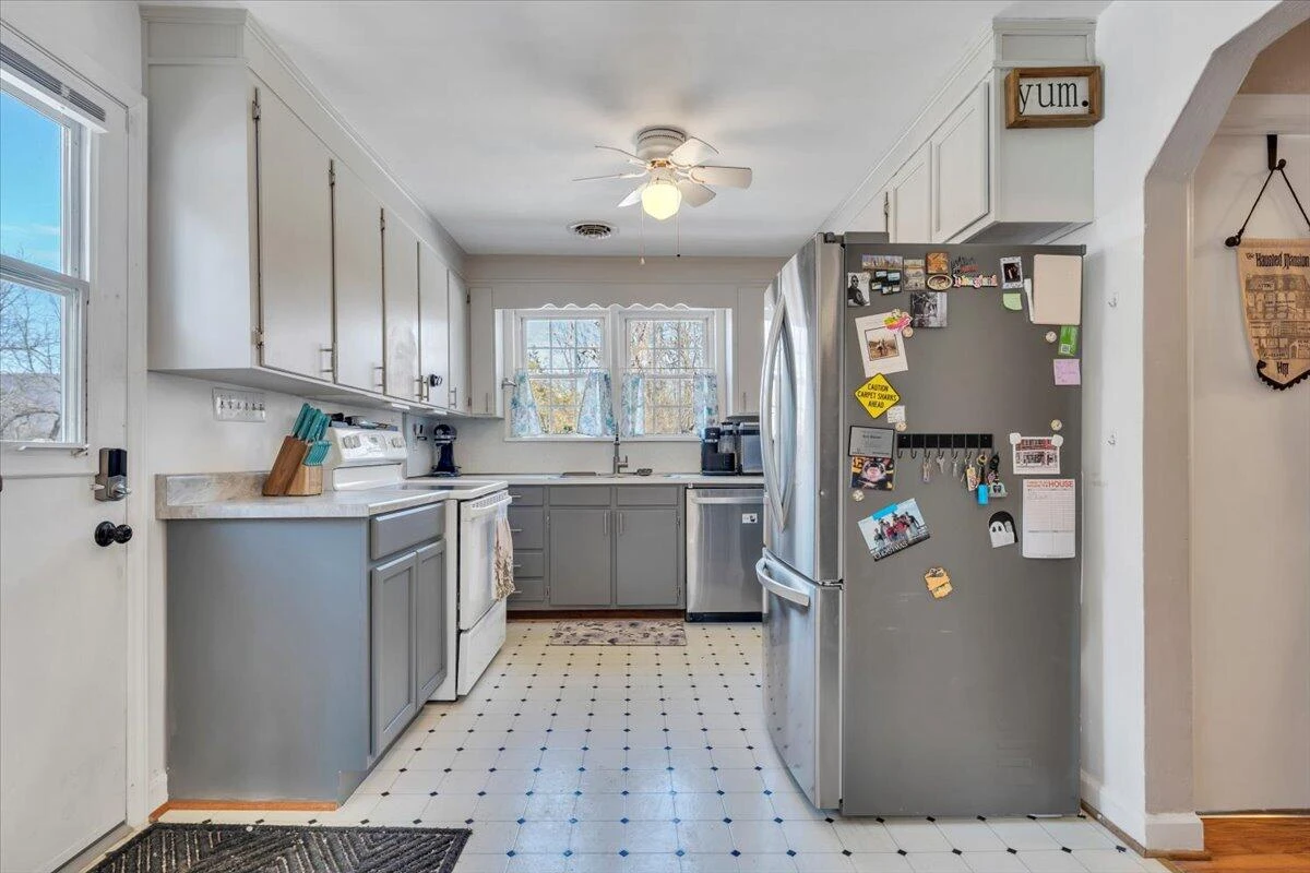 1720 Millbrook ST - Photo 17