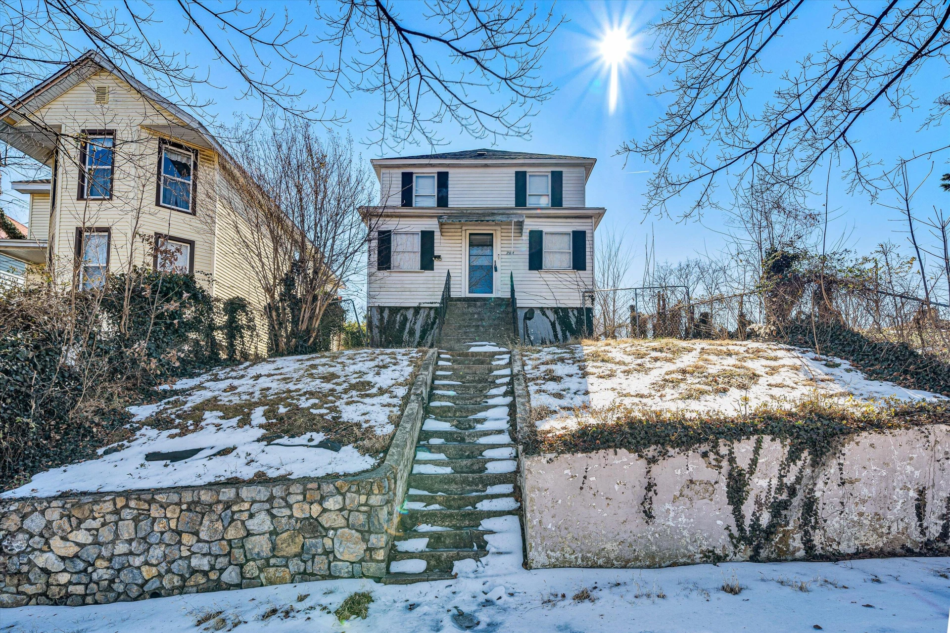 703 ELM AVE SE