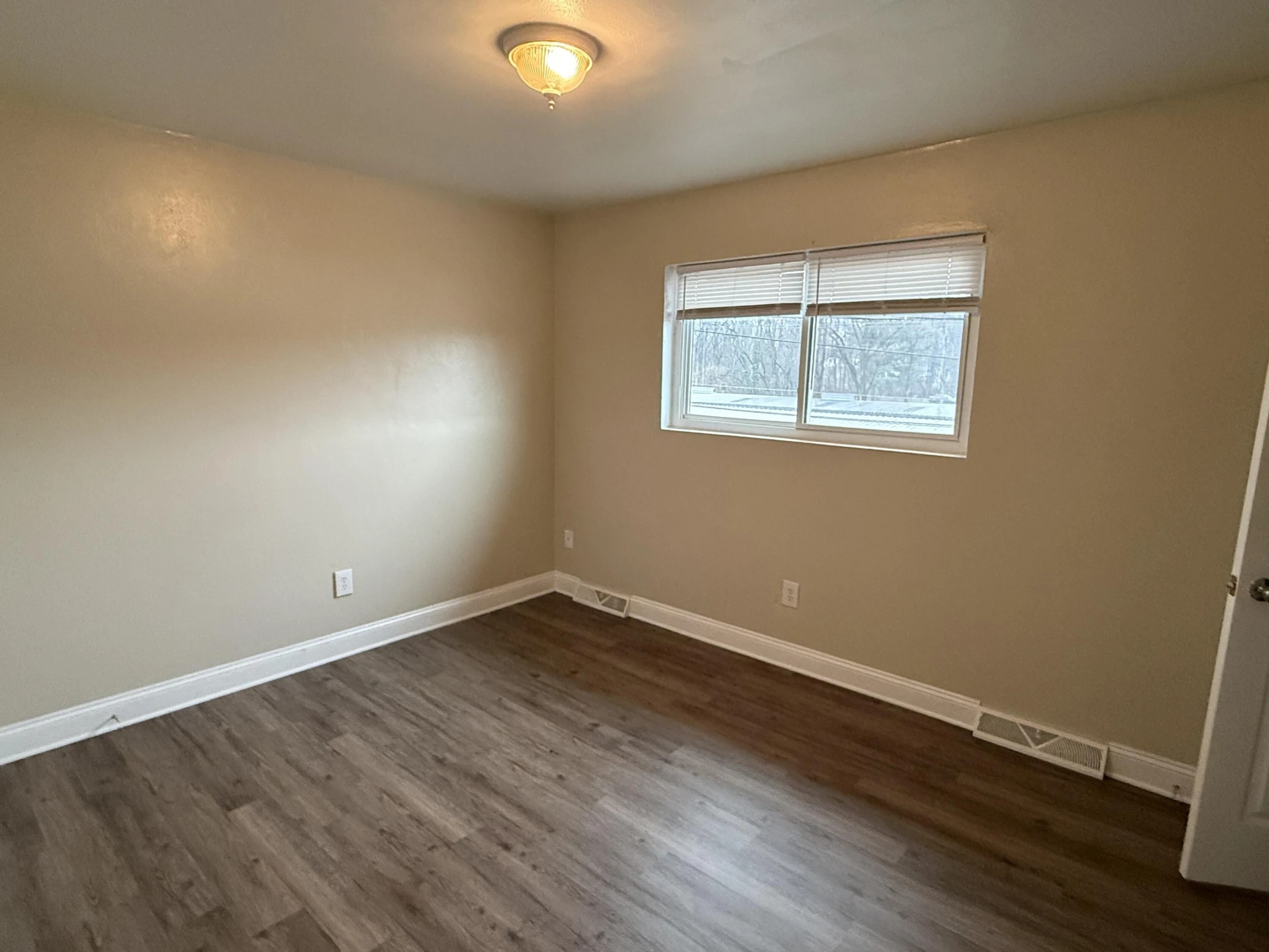 1634 Eastern AVE NE - Photo 17