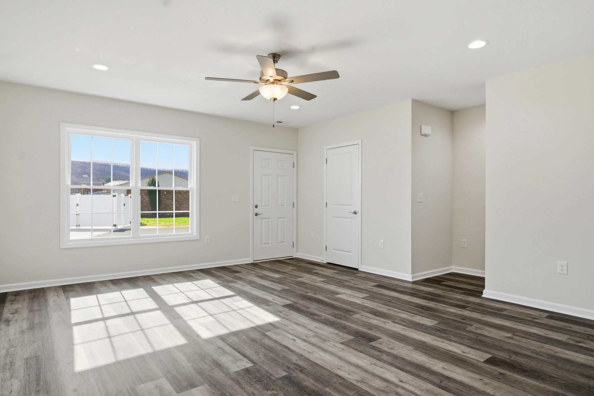 419 N Washington AVE - Photo 3