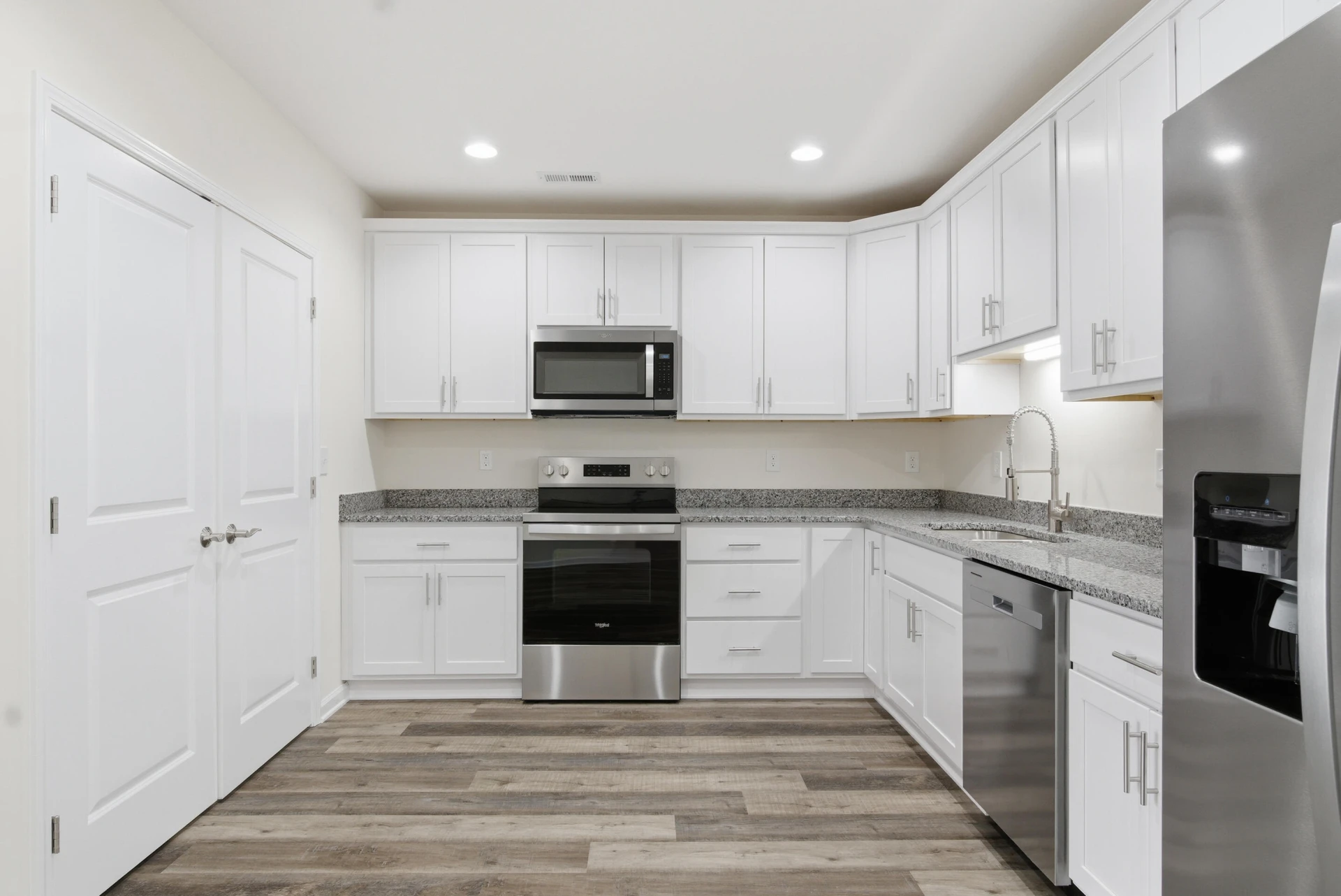 411 S Washington AVE - Photo 7