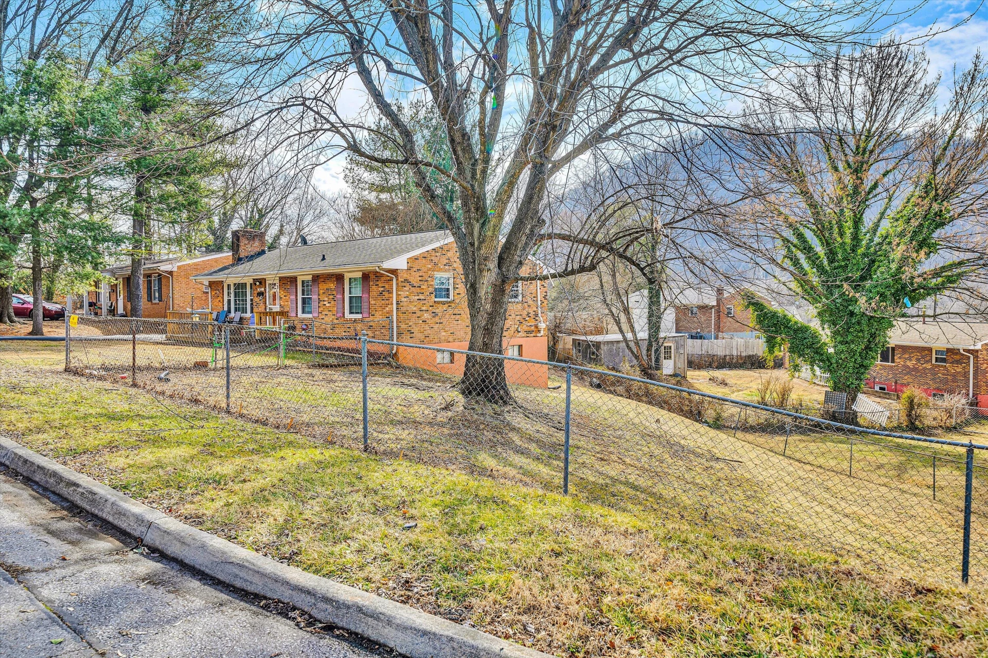 1401 Morehead AVE SE - Photo 3