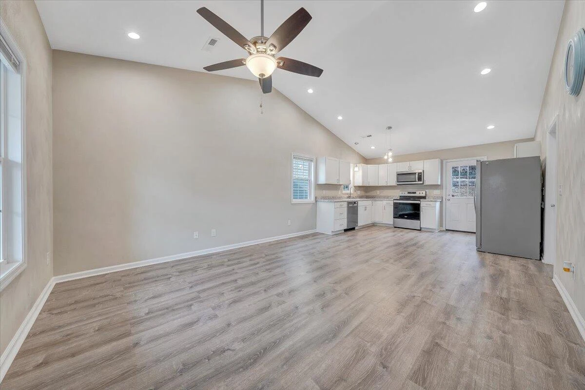 1427 Varnell AVE NE - Photo 6