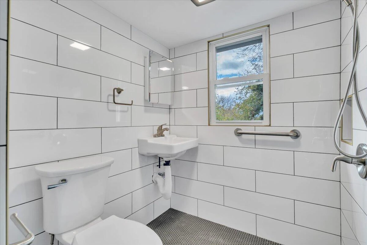 1509 7Th ST SE - Photo 4