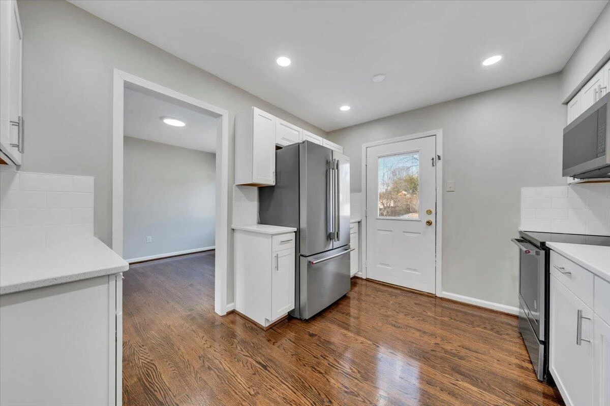 4639 Girard DR - Photo 14