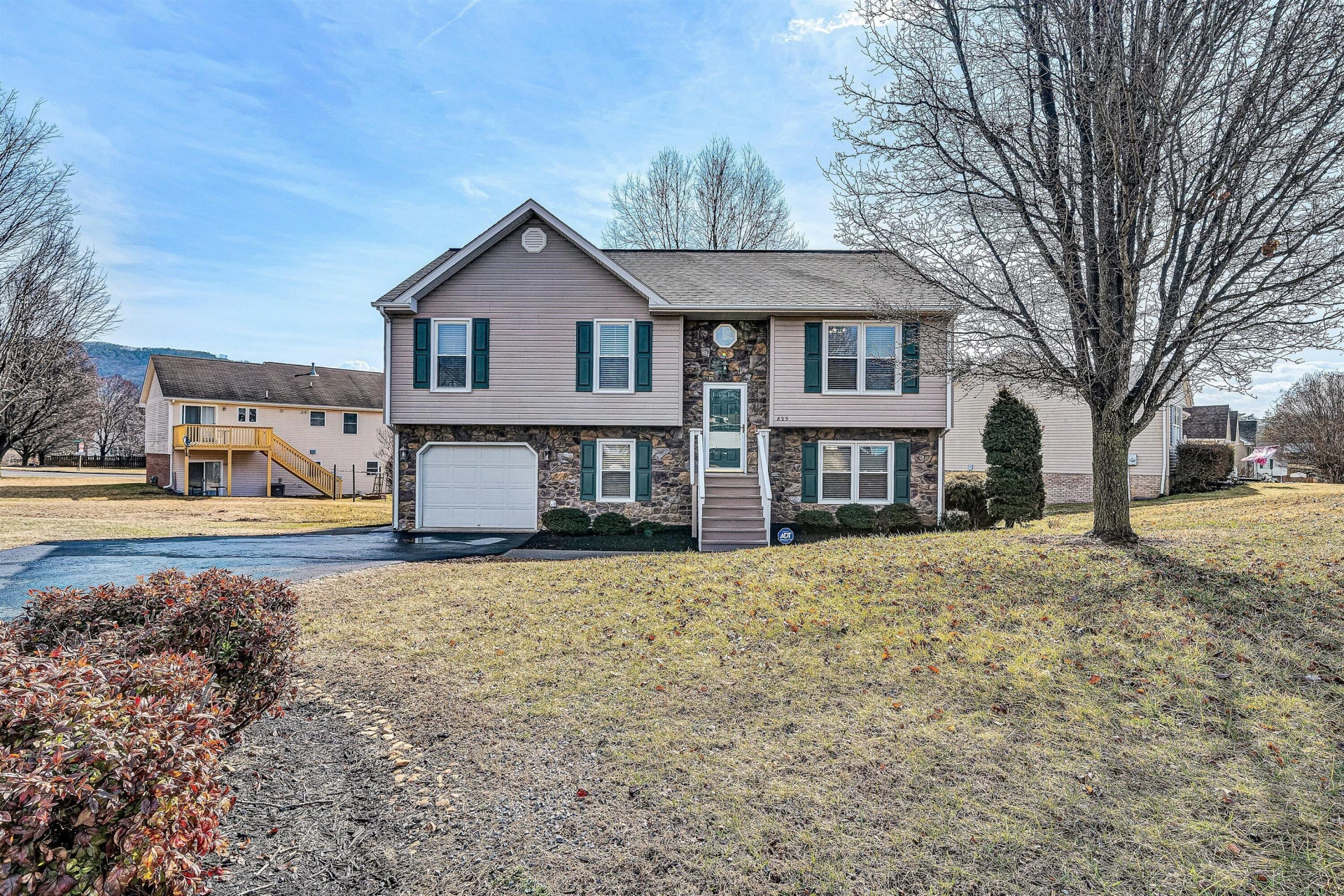 825 Harmon CIR