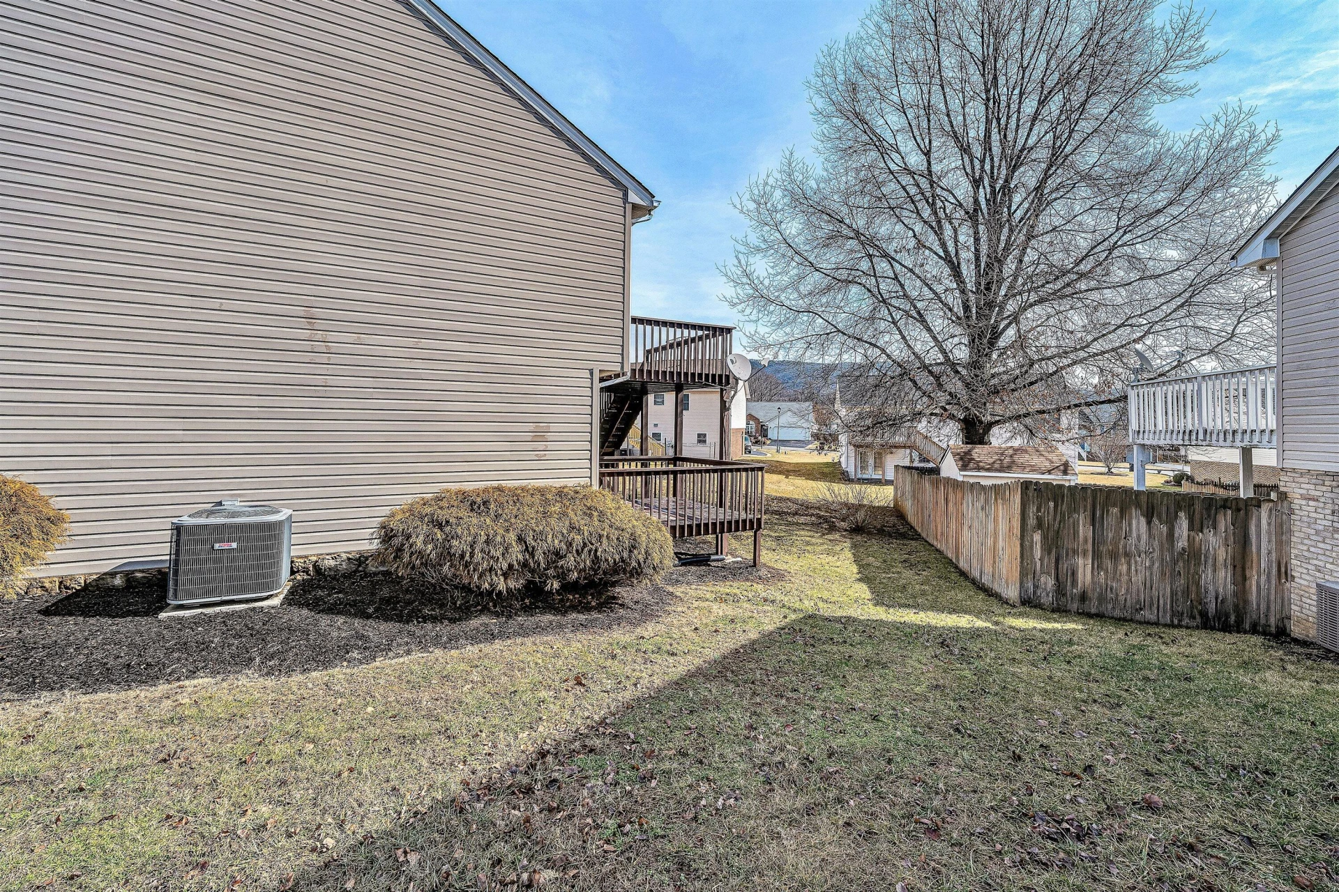 825 Harmon CIR - Photo 10