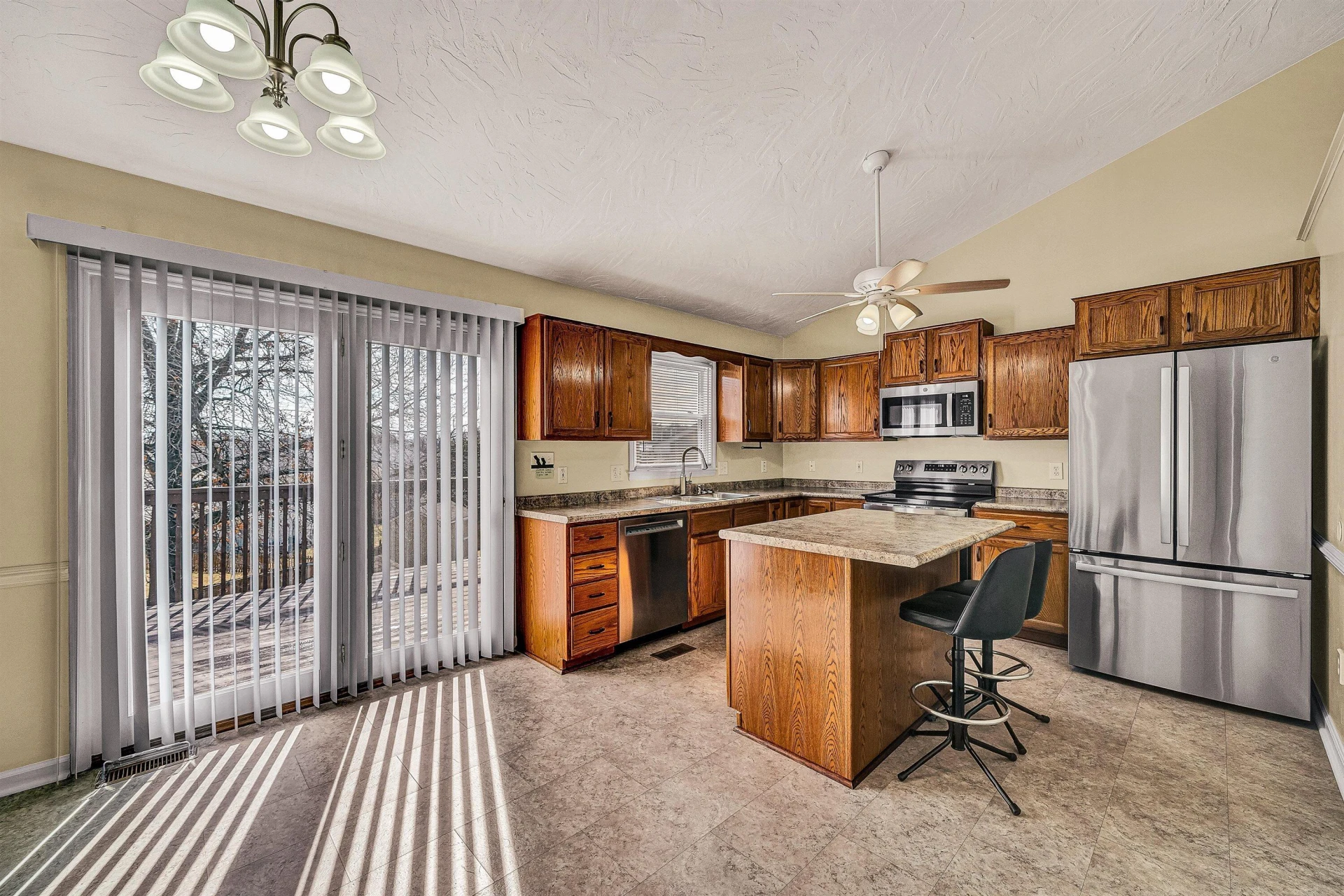 825 Harmon CIR - Photo 15