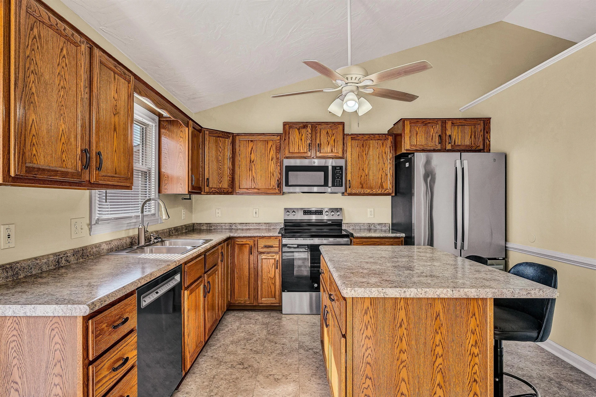 825 Harmon CIR - Photo 16