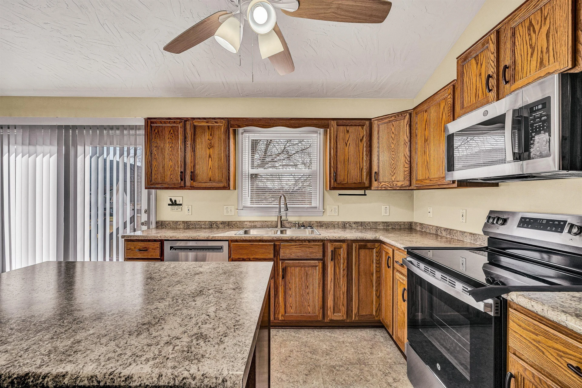 825 Harmon CIR - Photo 17