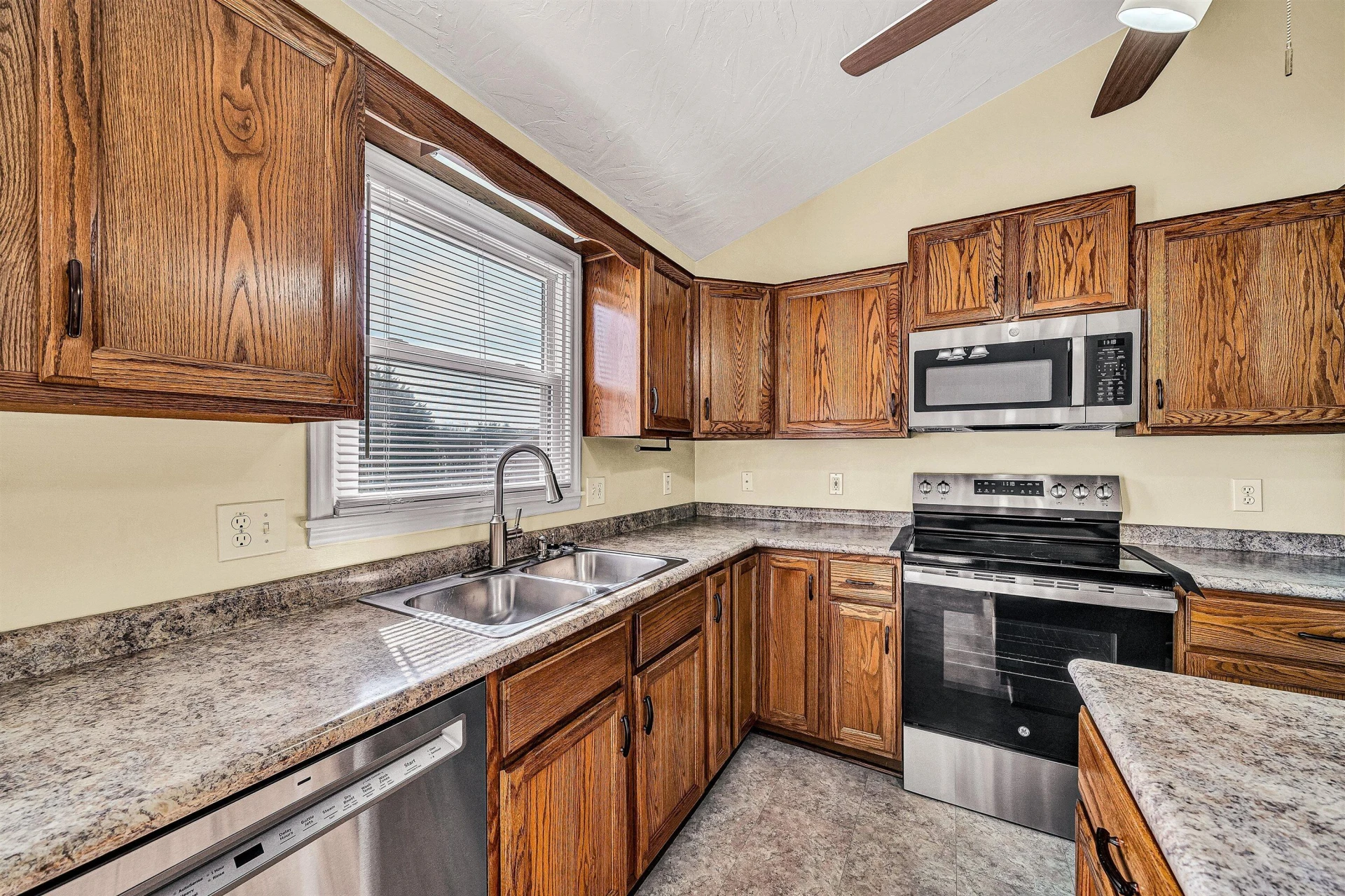 825 Harmon CIR - Photo 18