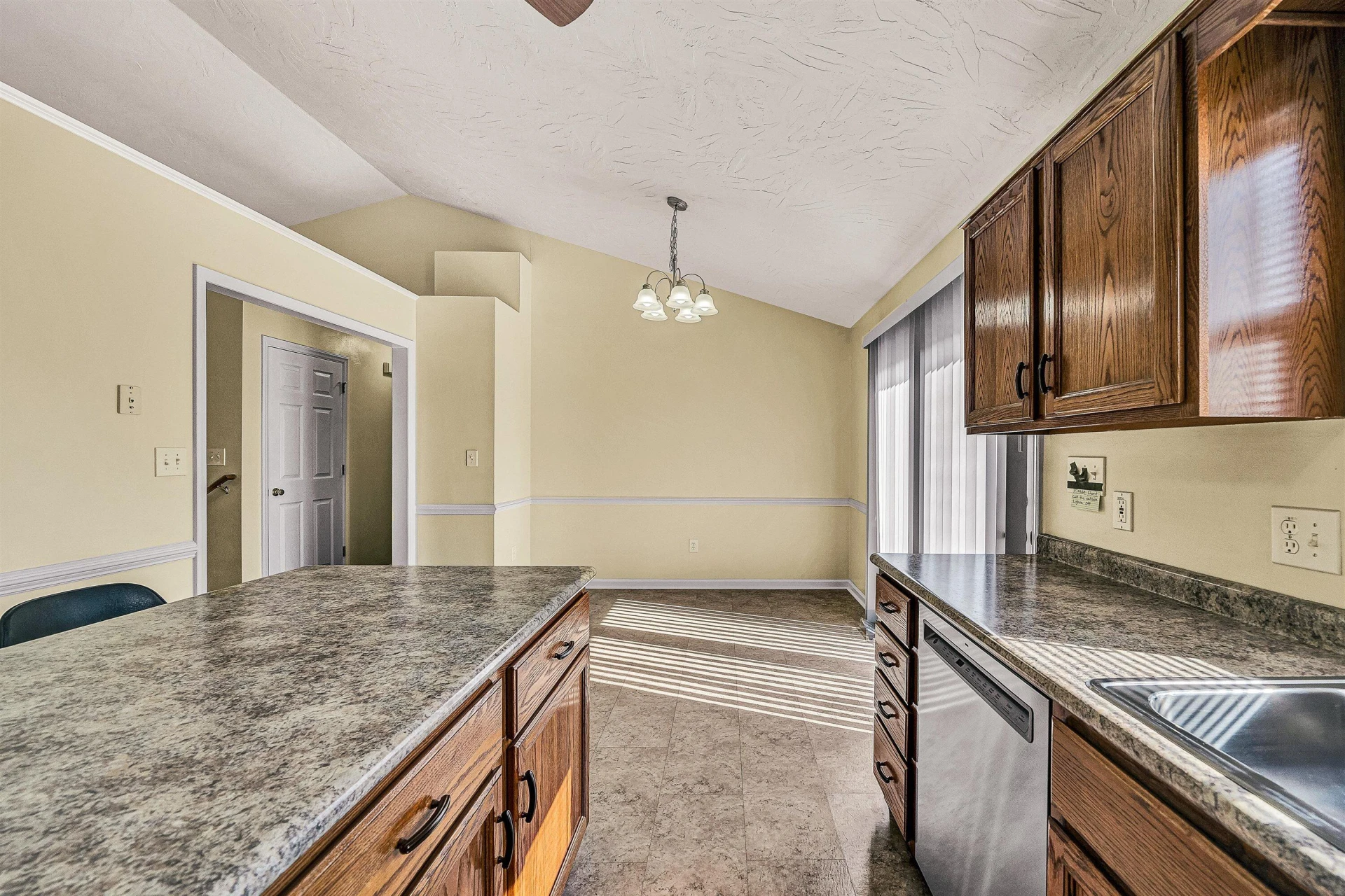 825 Harmon CIR - Photo 19