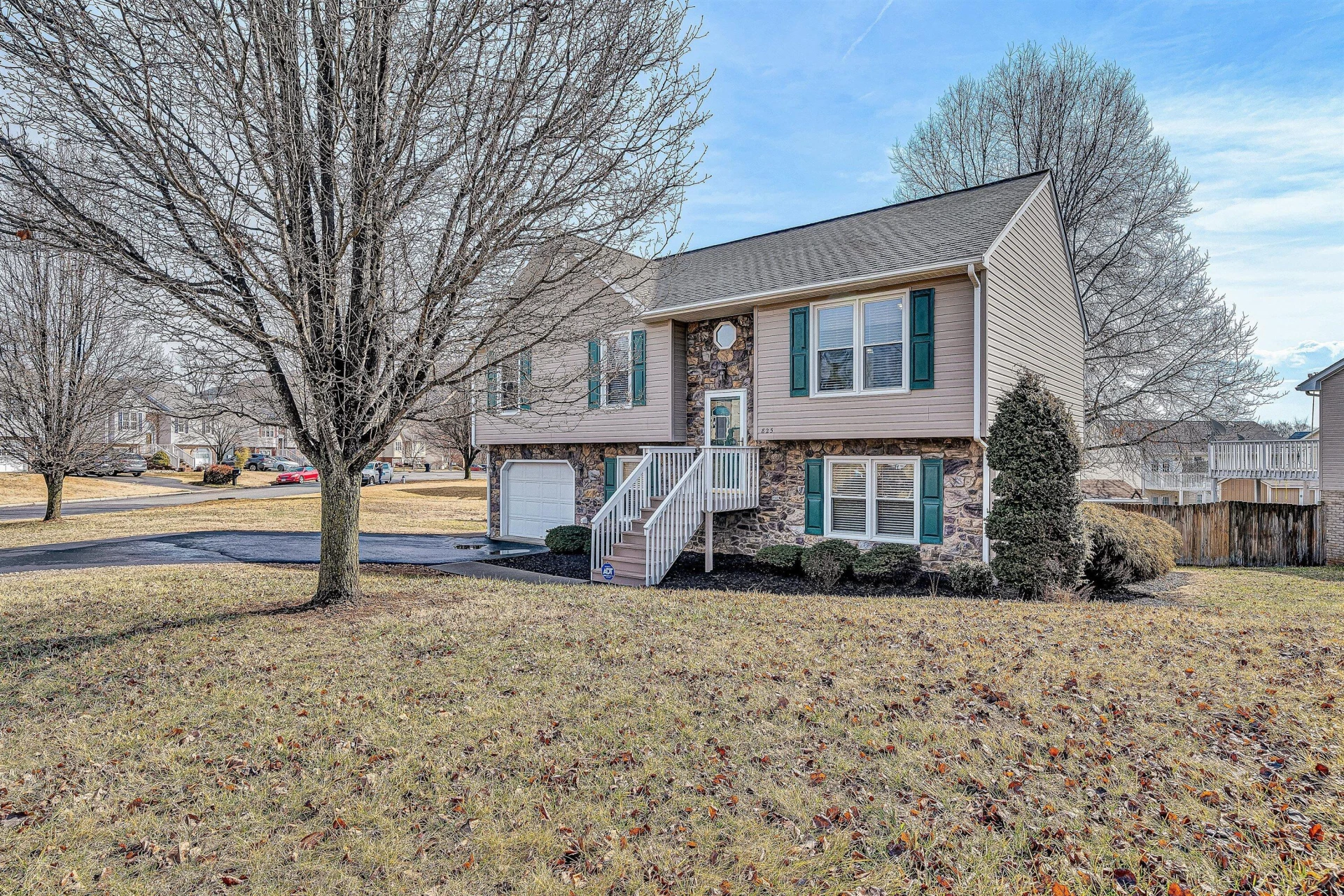 825 Harmon CIR - Photo 2