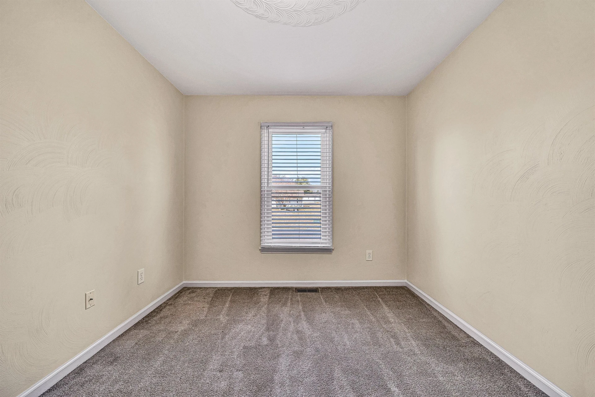 825 Harmon CIR - Photo 26