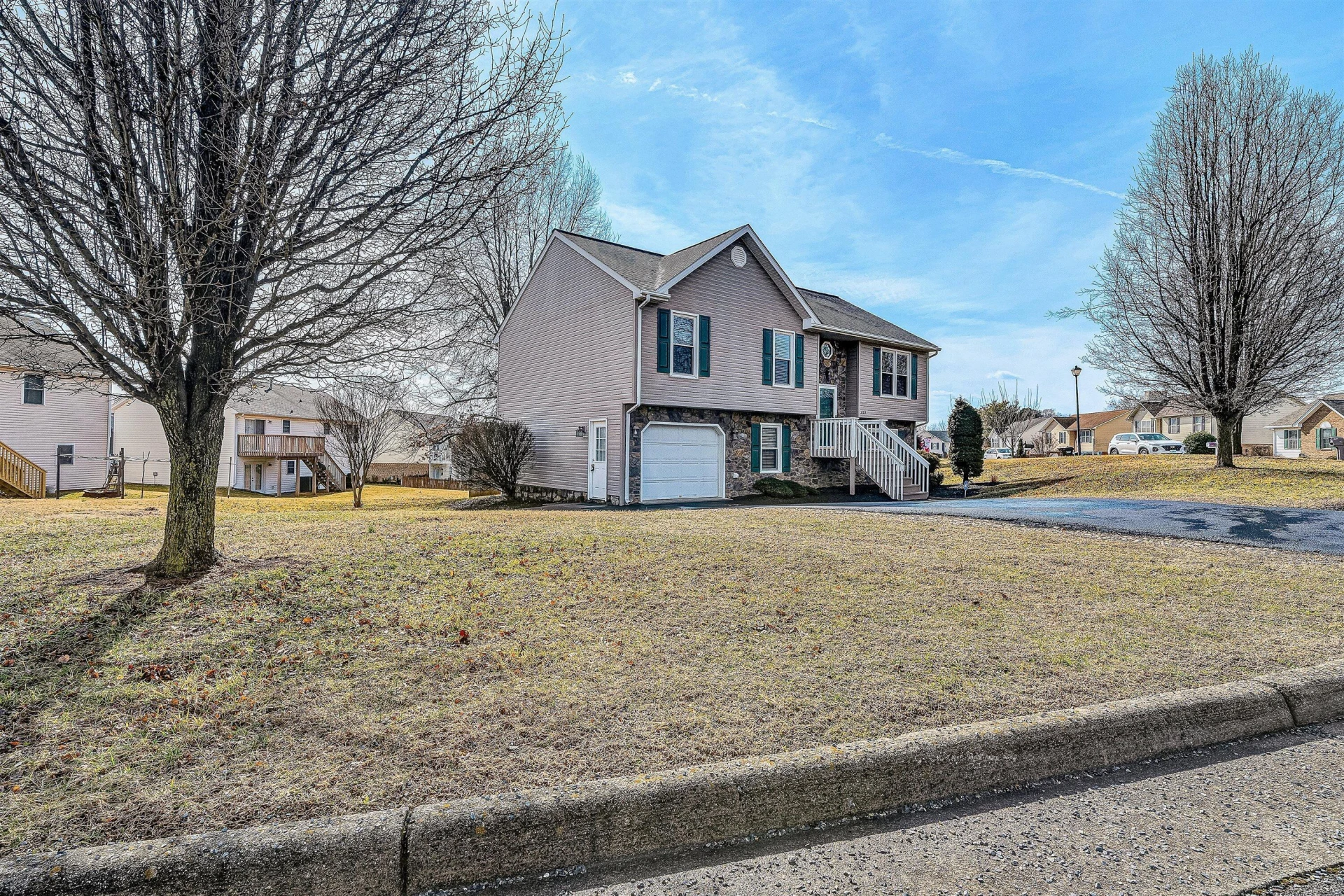 825 Harmon CIR - Photo 3