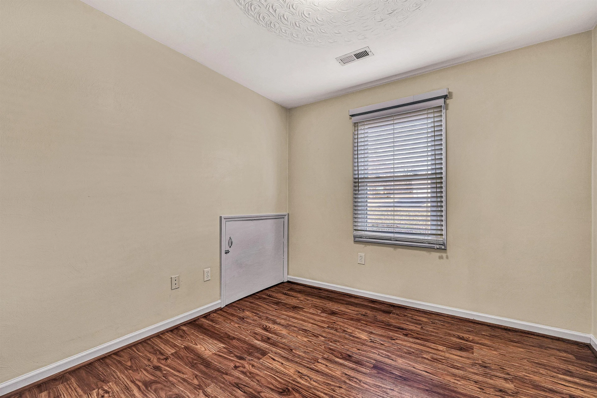 825 Harmon CIR - Photo 32