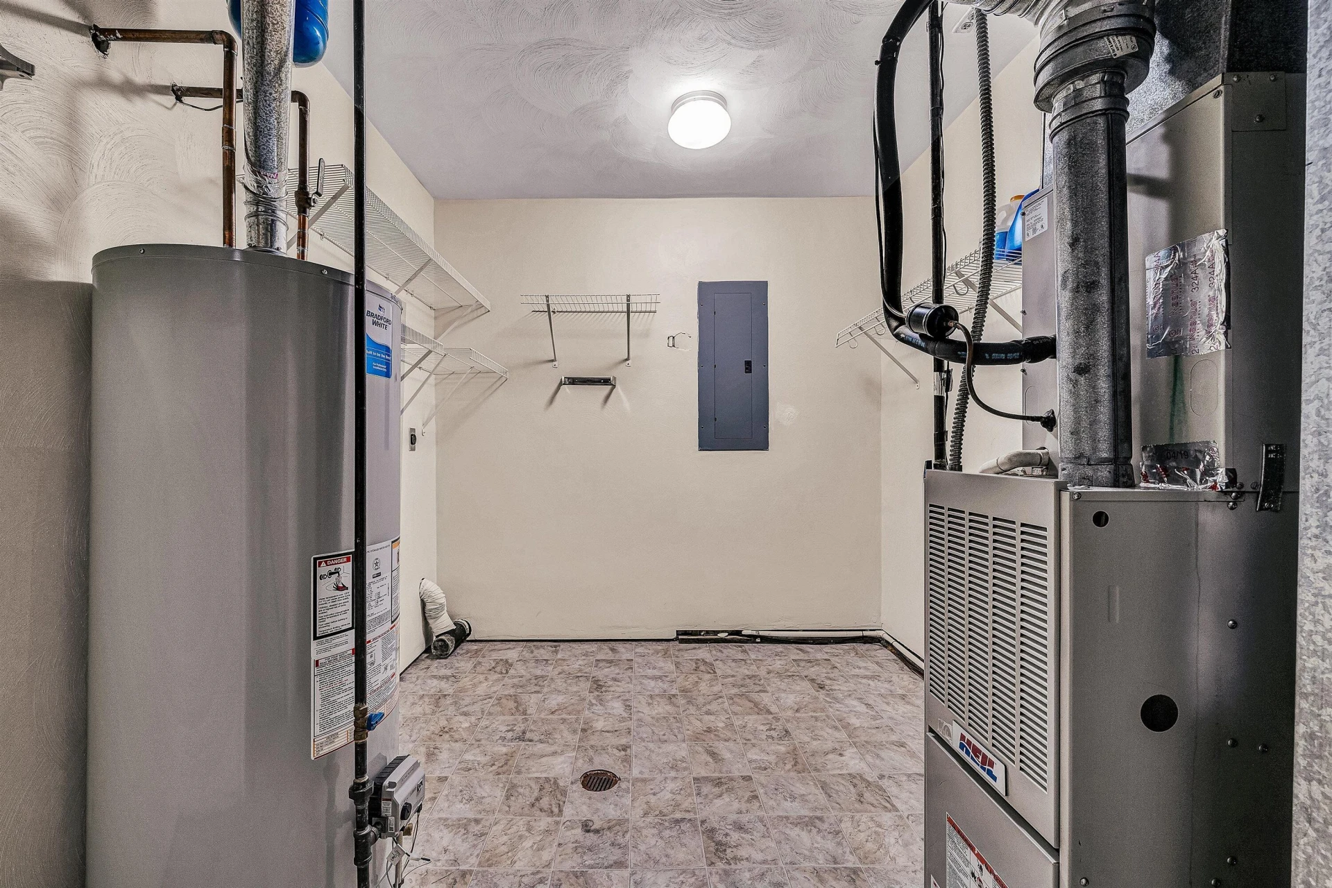 825 Harmon CIR - Photo 35