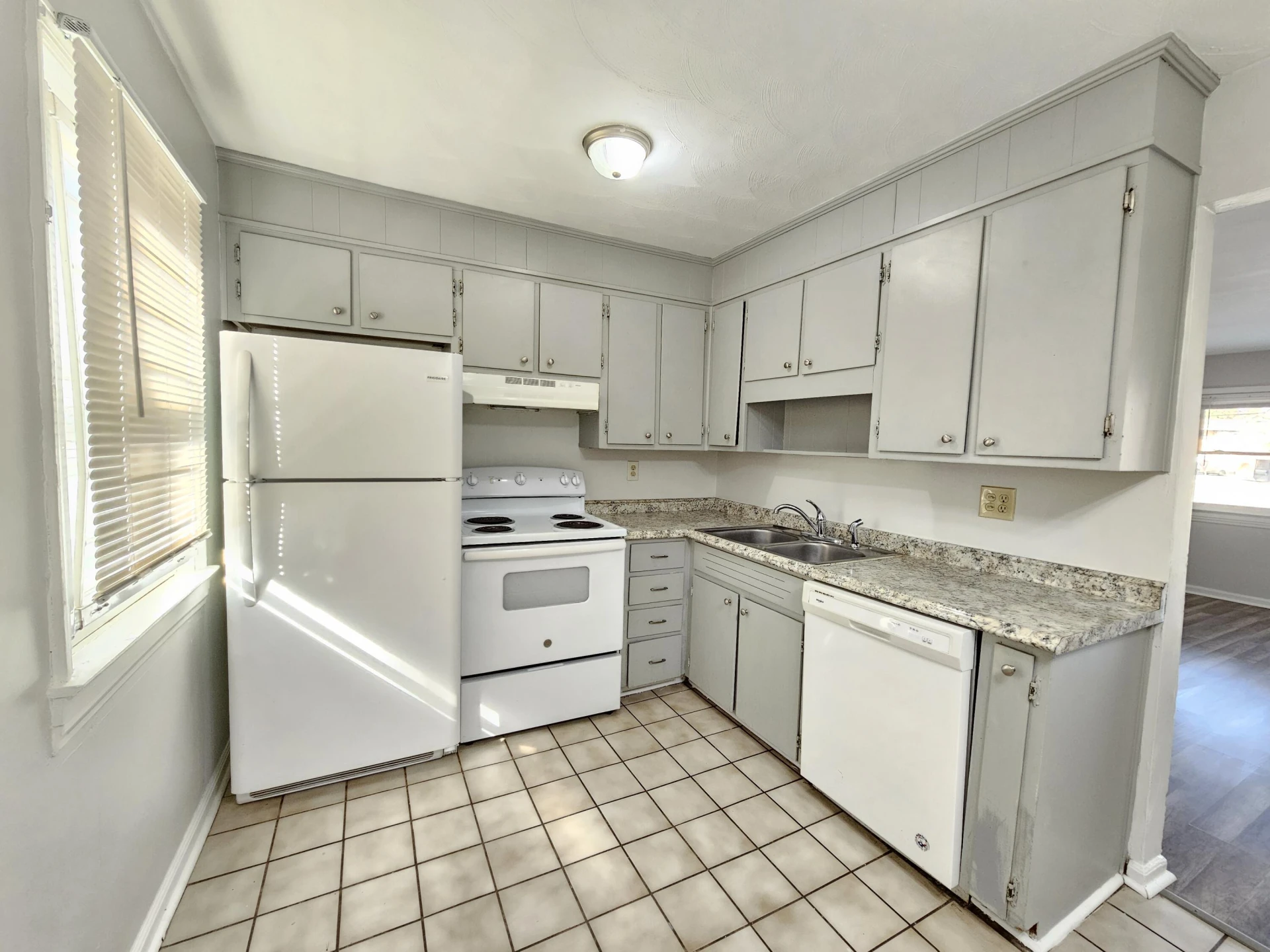 1622 Roanoke AVE SW - Photo 23