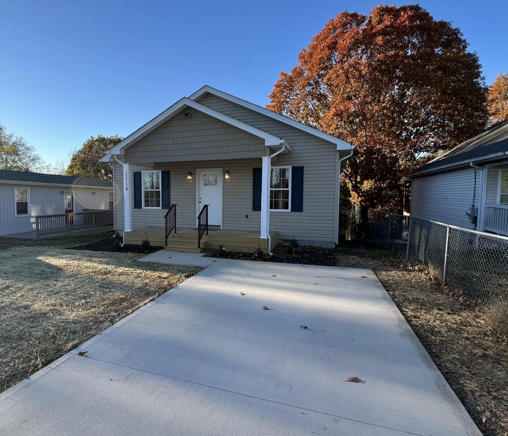 1710 Wallace AVE NE - Photo 18