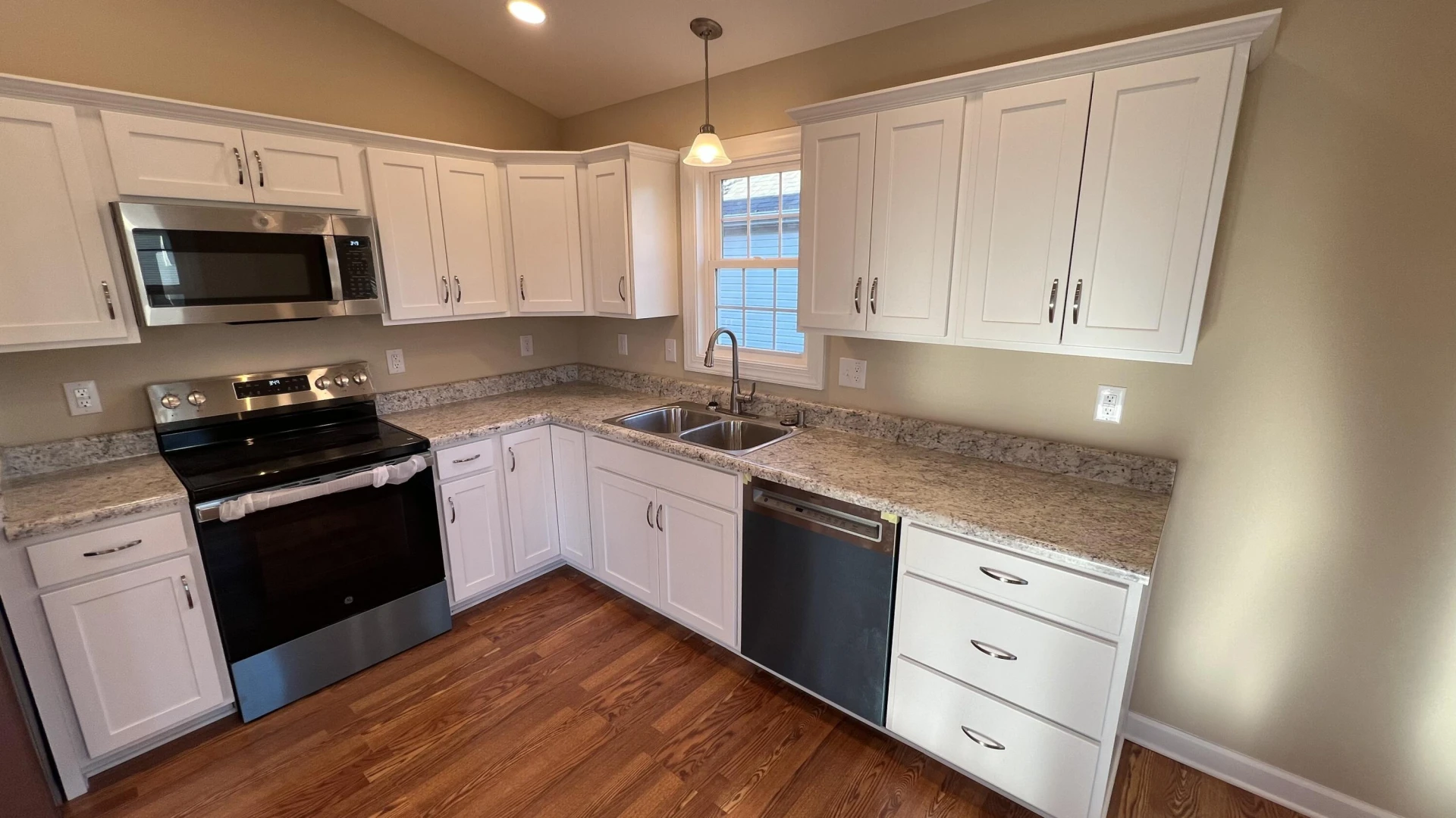 1710 Wallace AVE NE - Photo 4