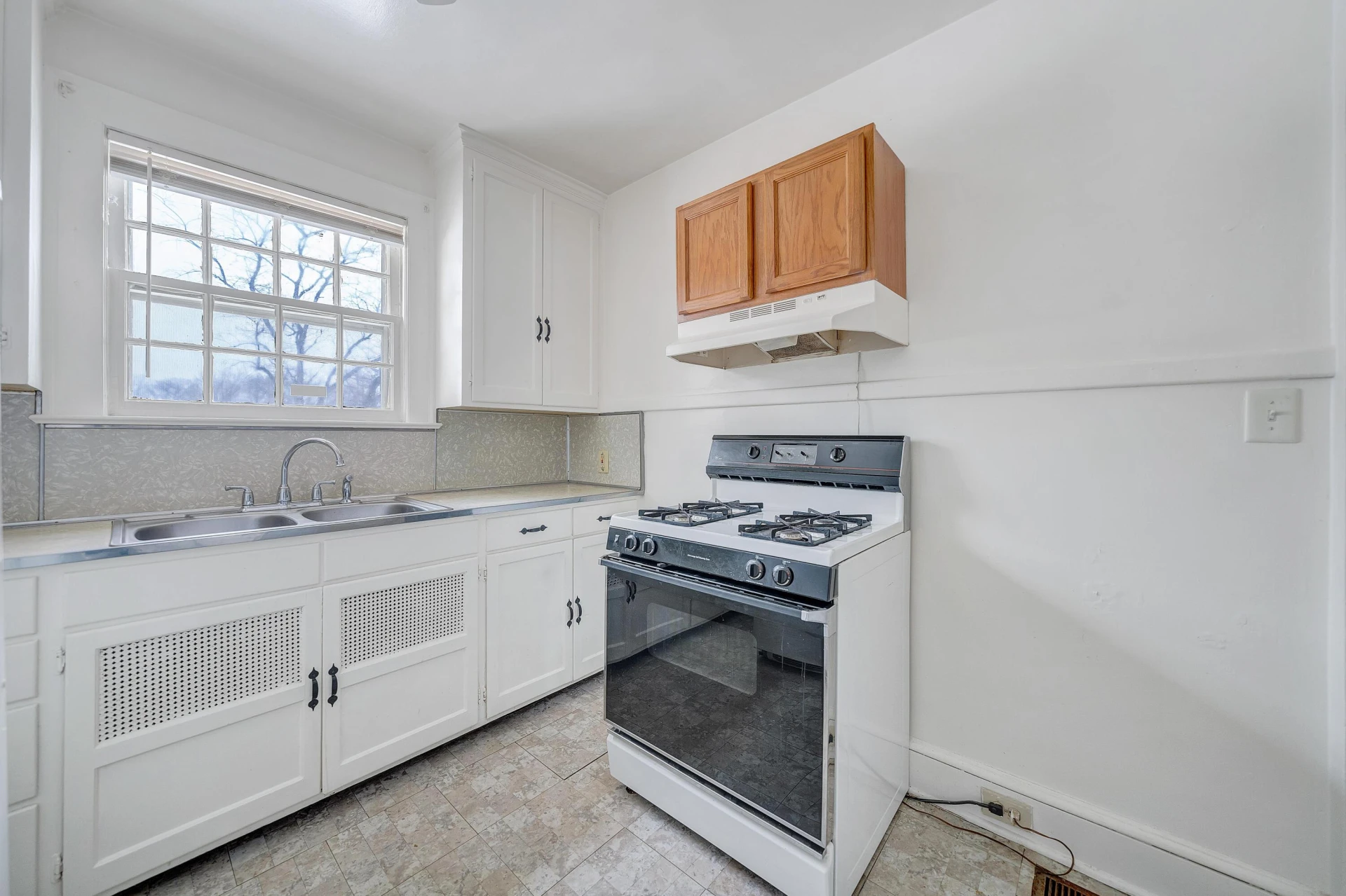 1605 Syracuse AVE NW - Photo 12