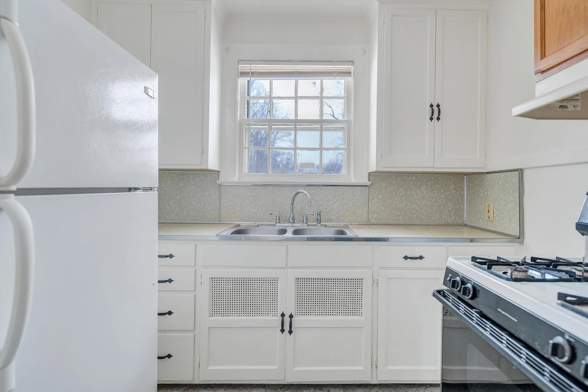 1605 Syracuse AVE NW - Photo 13