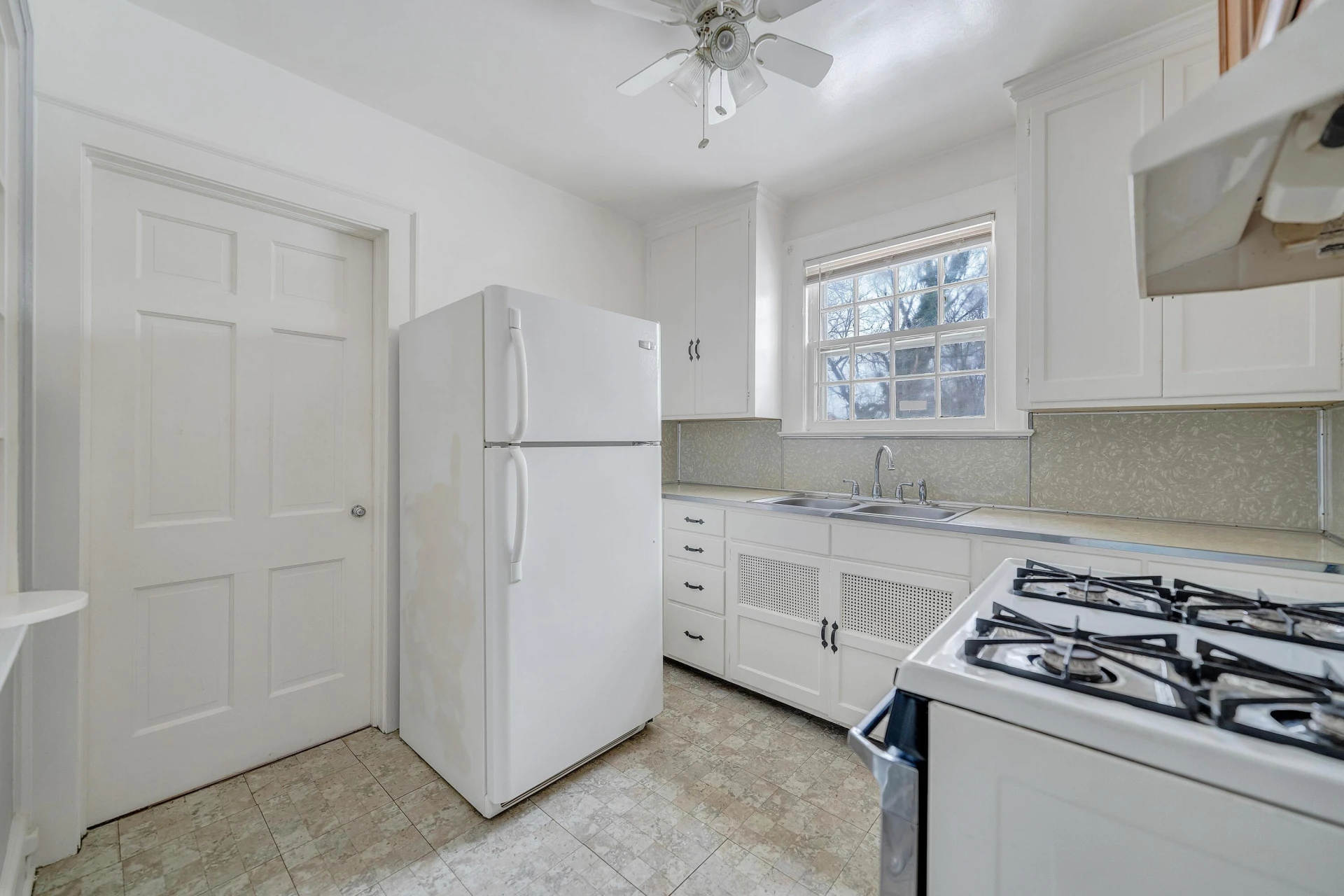 1605 Syracuse AVE NW - Photo 14