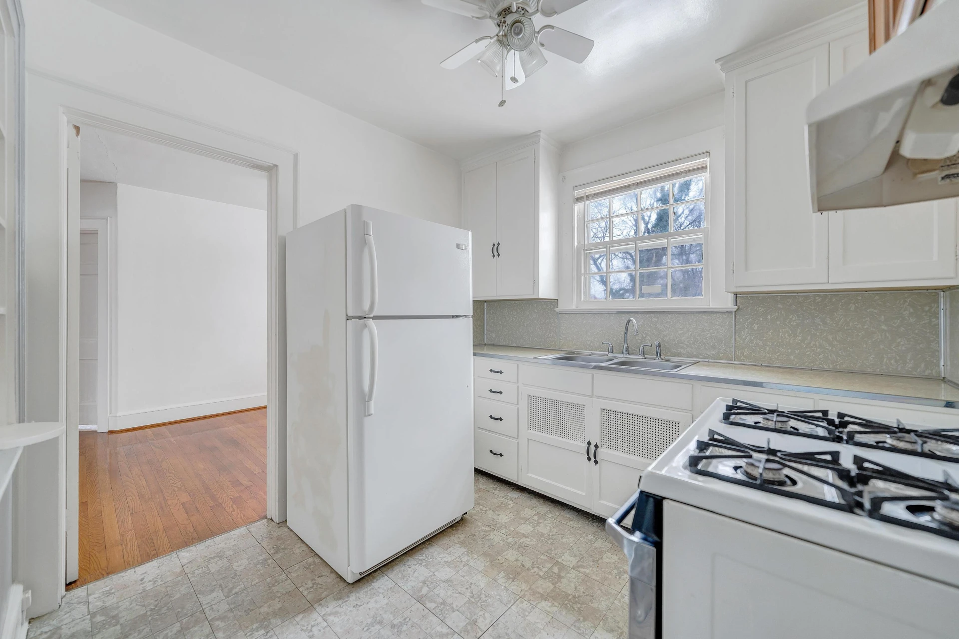 1605 Syracuse AVE NW - Photo 15