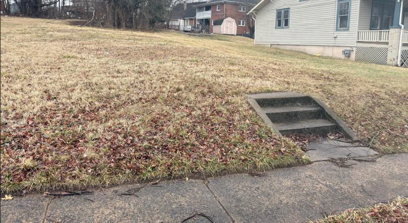 917 Lafayette BLVD NW - Photo 2