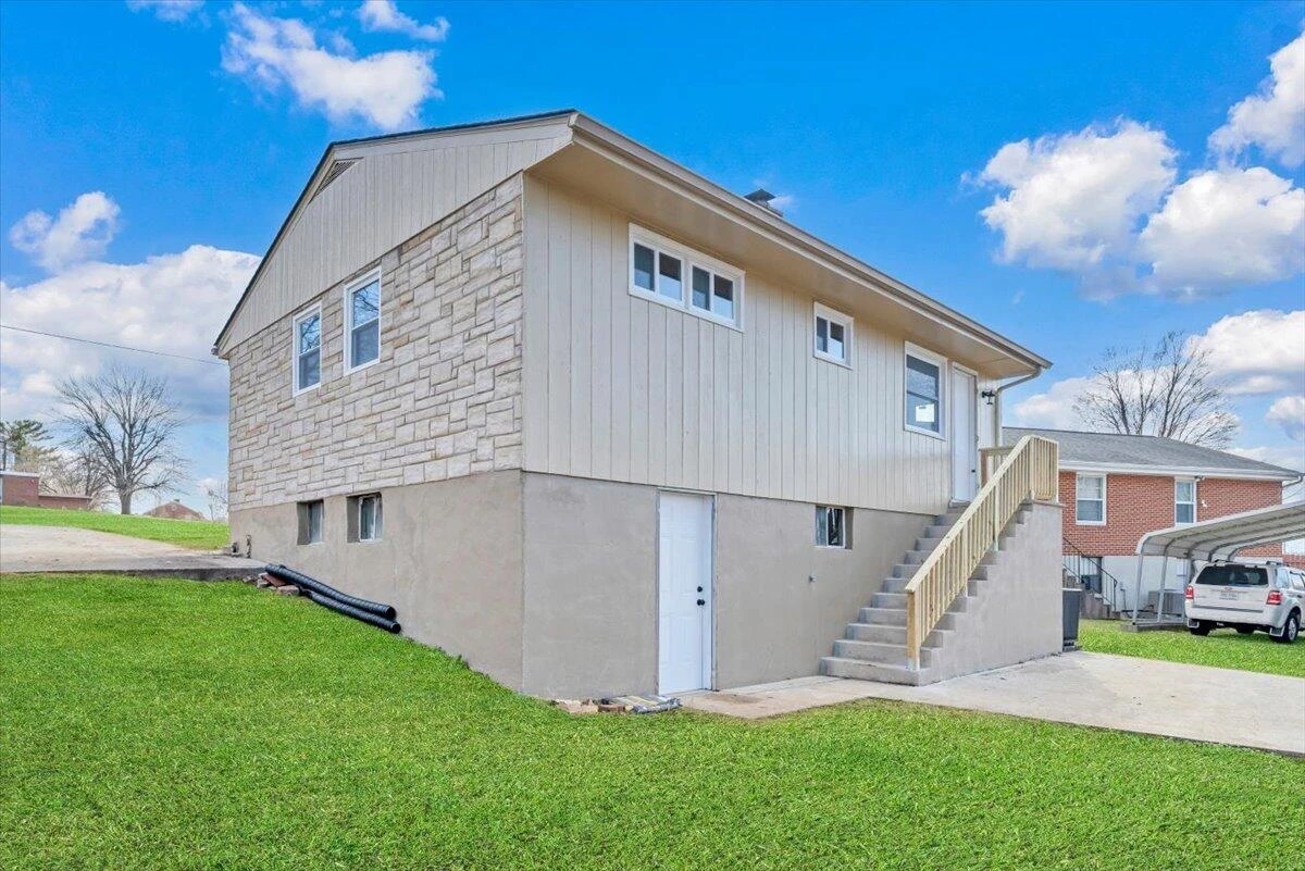 2410 Avalon AVE NW - Photo 33