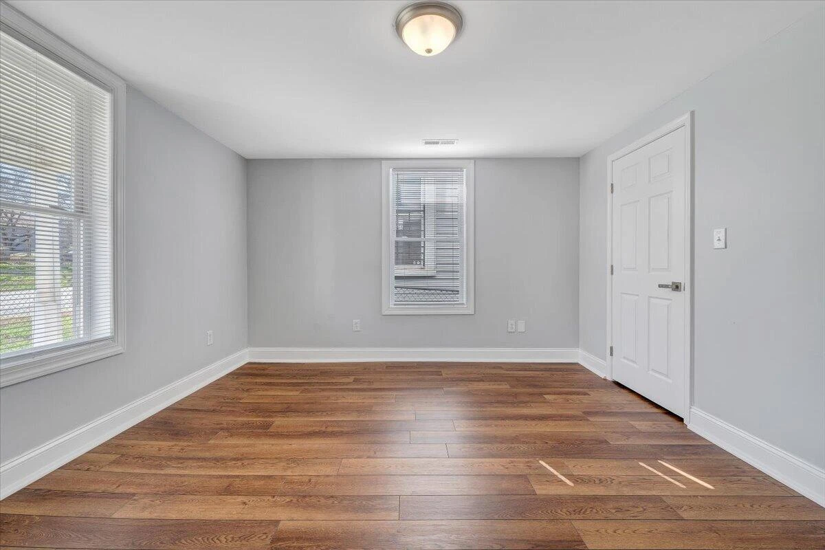117 16th ST SE - Photo 5