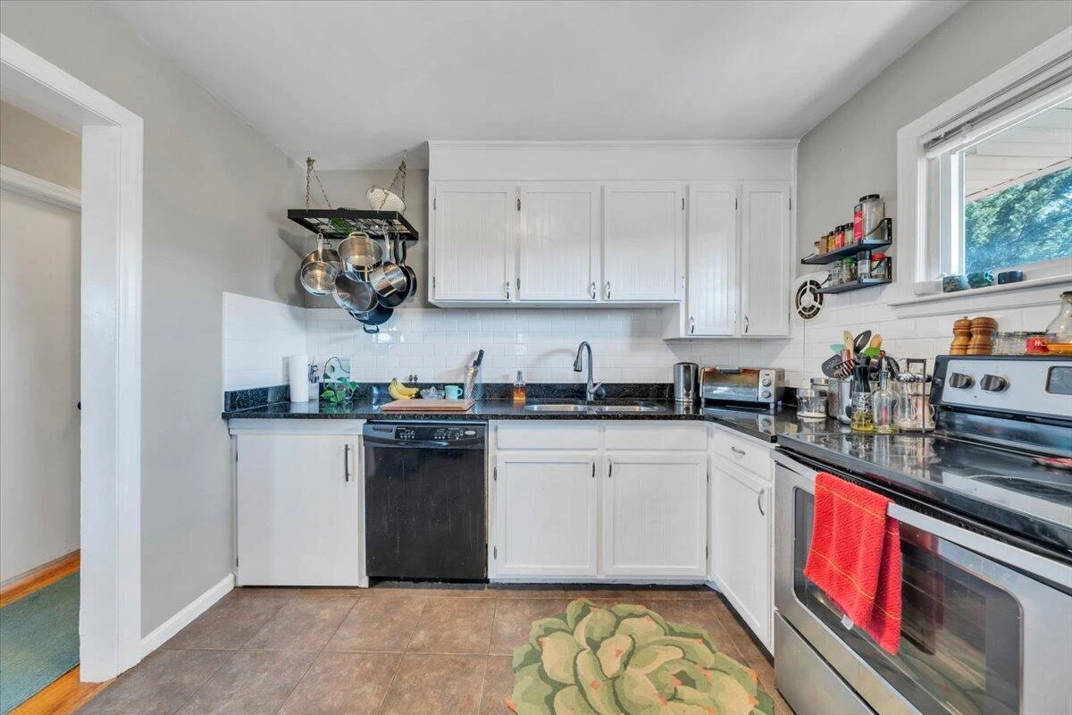 139 Hurst AVE NE - Photo 16
