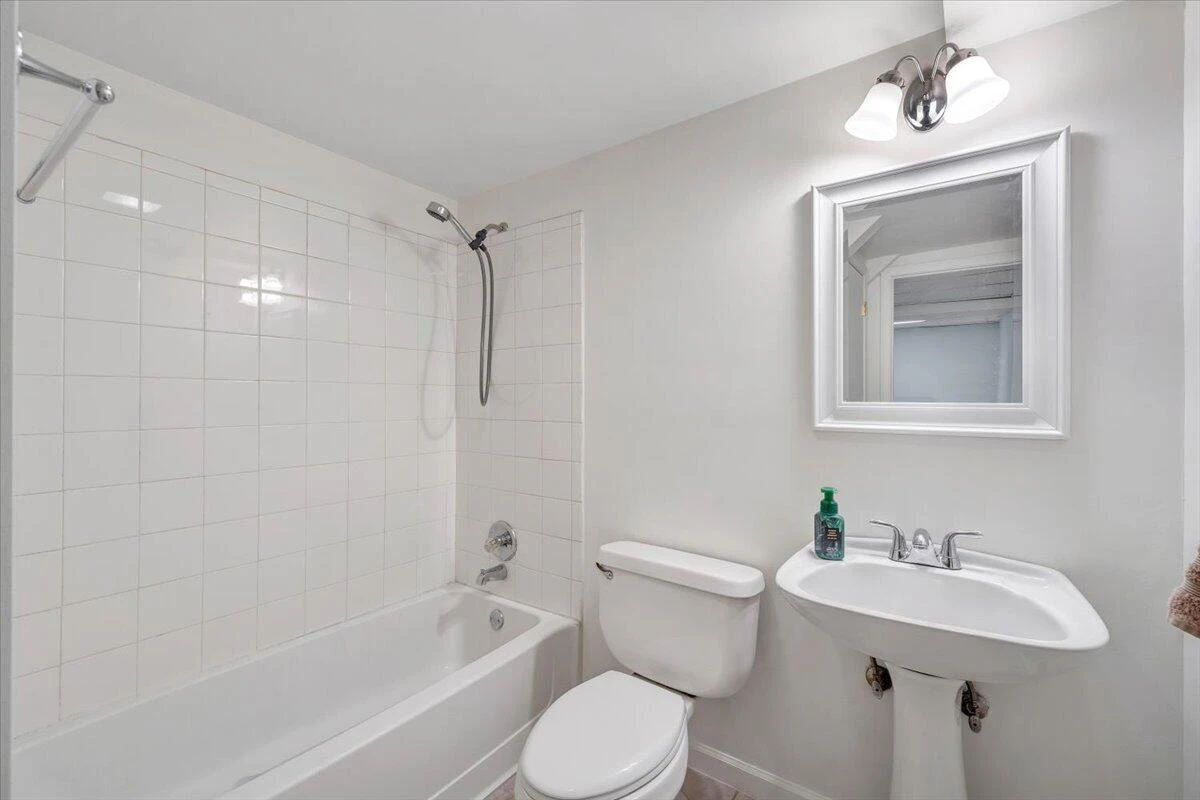 2241 Byrd AVE NE - Photo 27