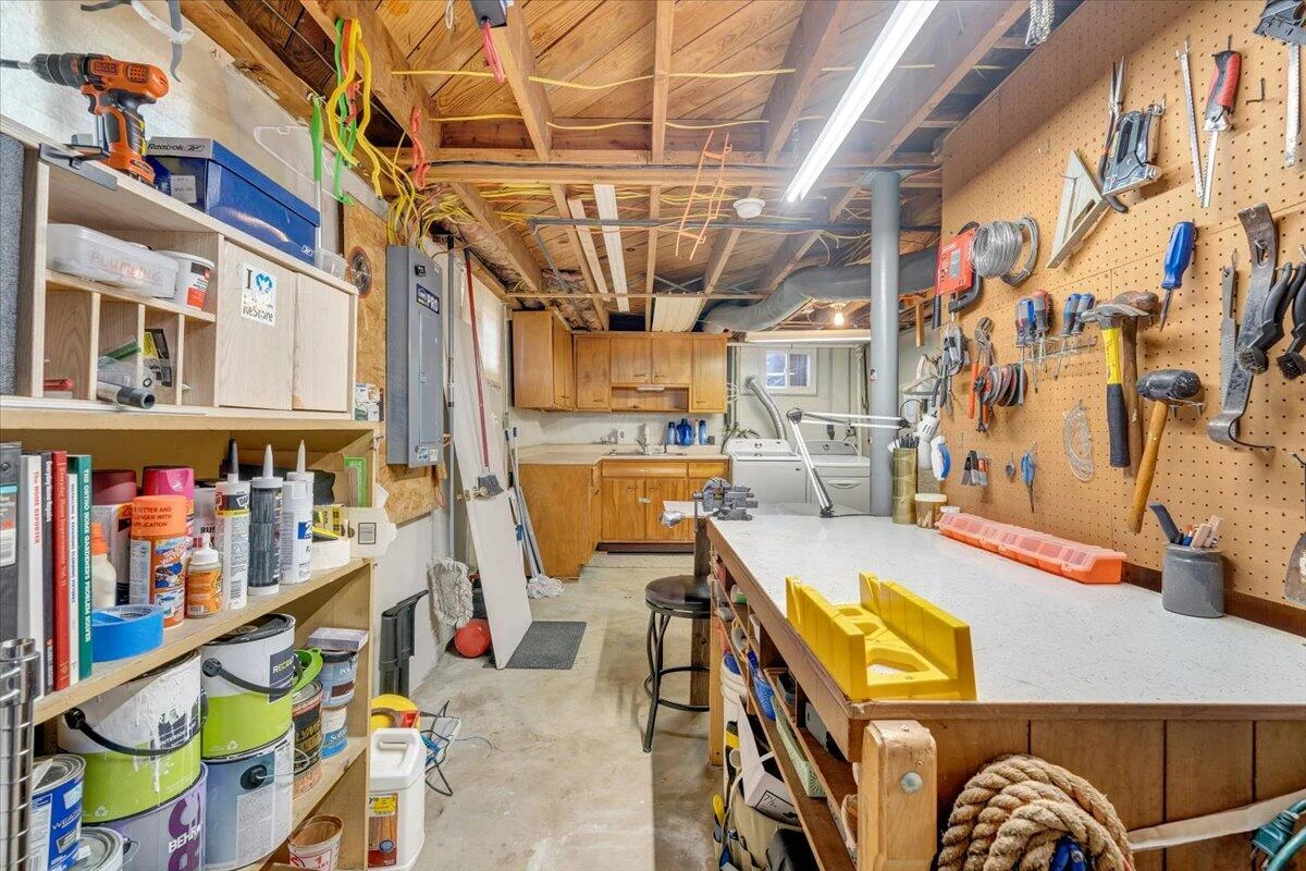 2241 Byrd AVE NE - Photo 30