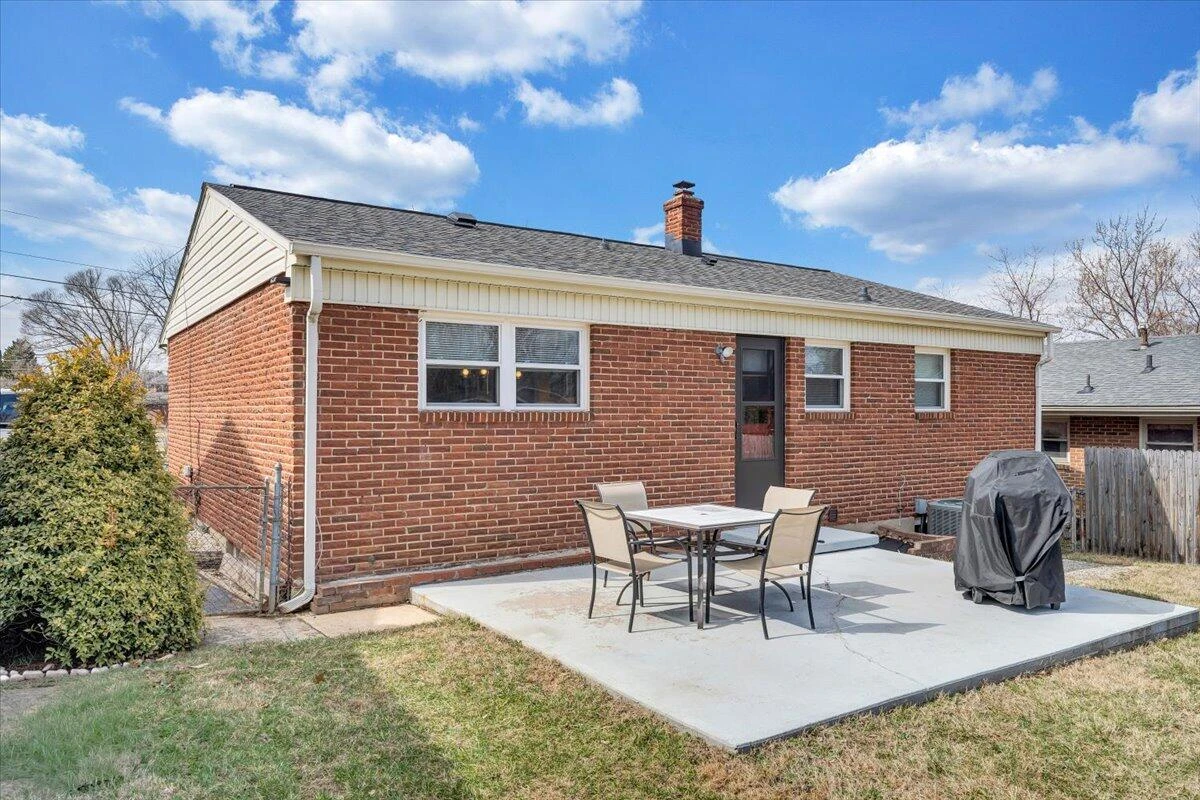 2241 Byrd AVE NE - Photo 32