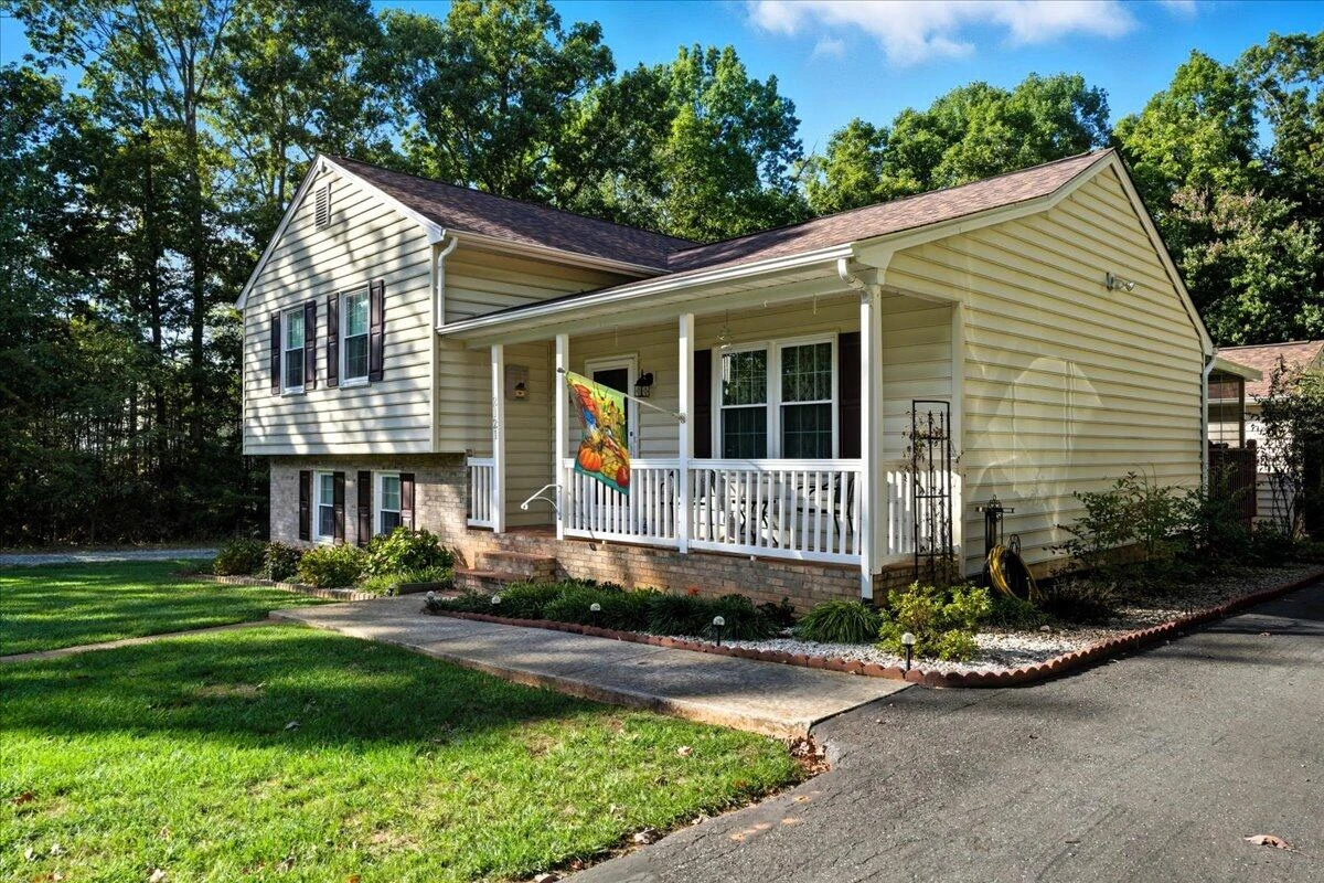 2121 Sunburst RD - Photo 2