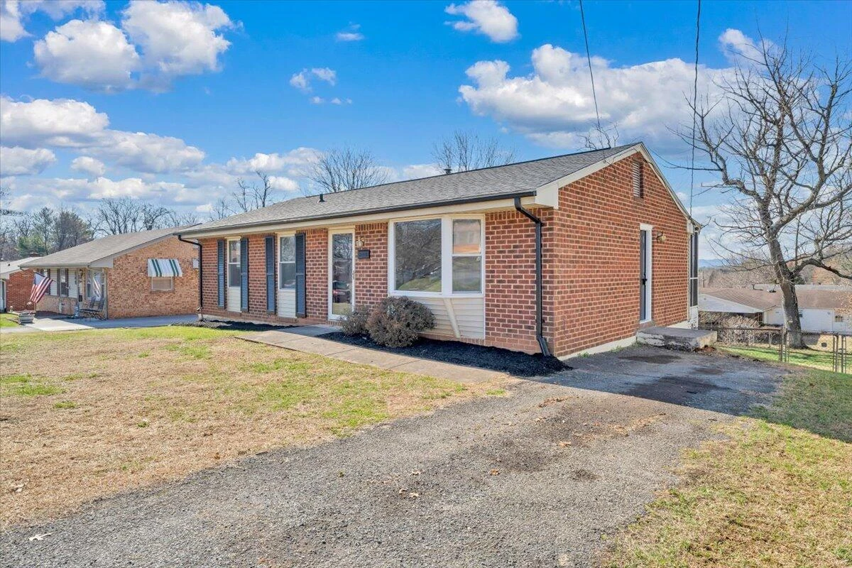 546 Stacie DR - Photo 2
