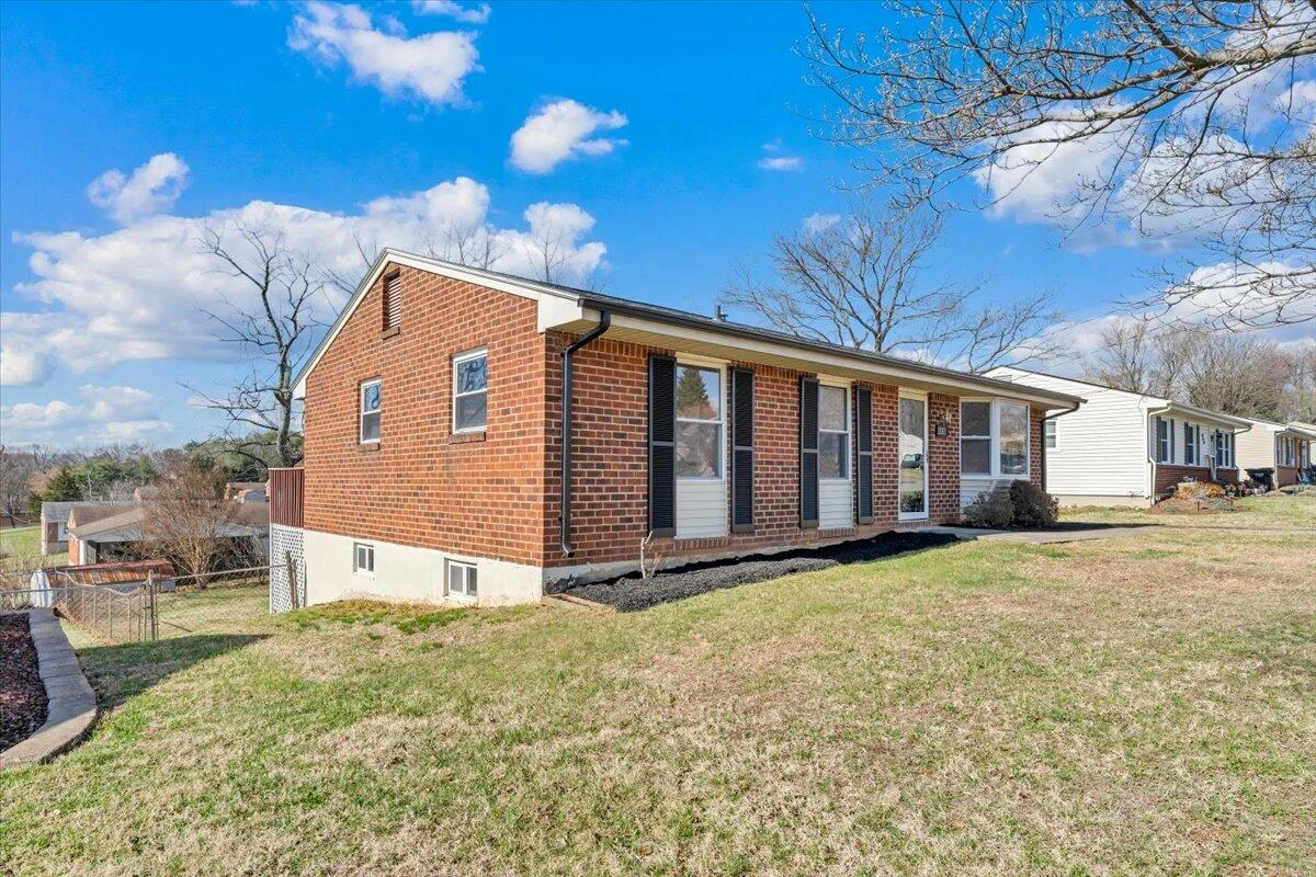 546 Stacie DR - Photo 3