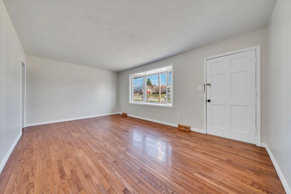 546 Stacie DR - Photo 5