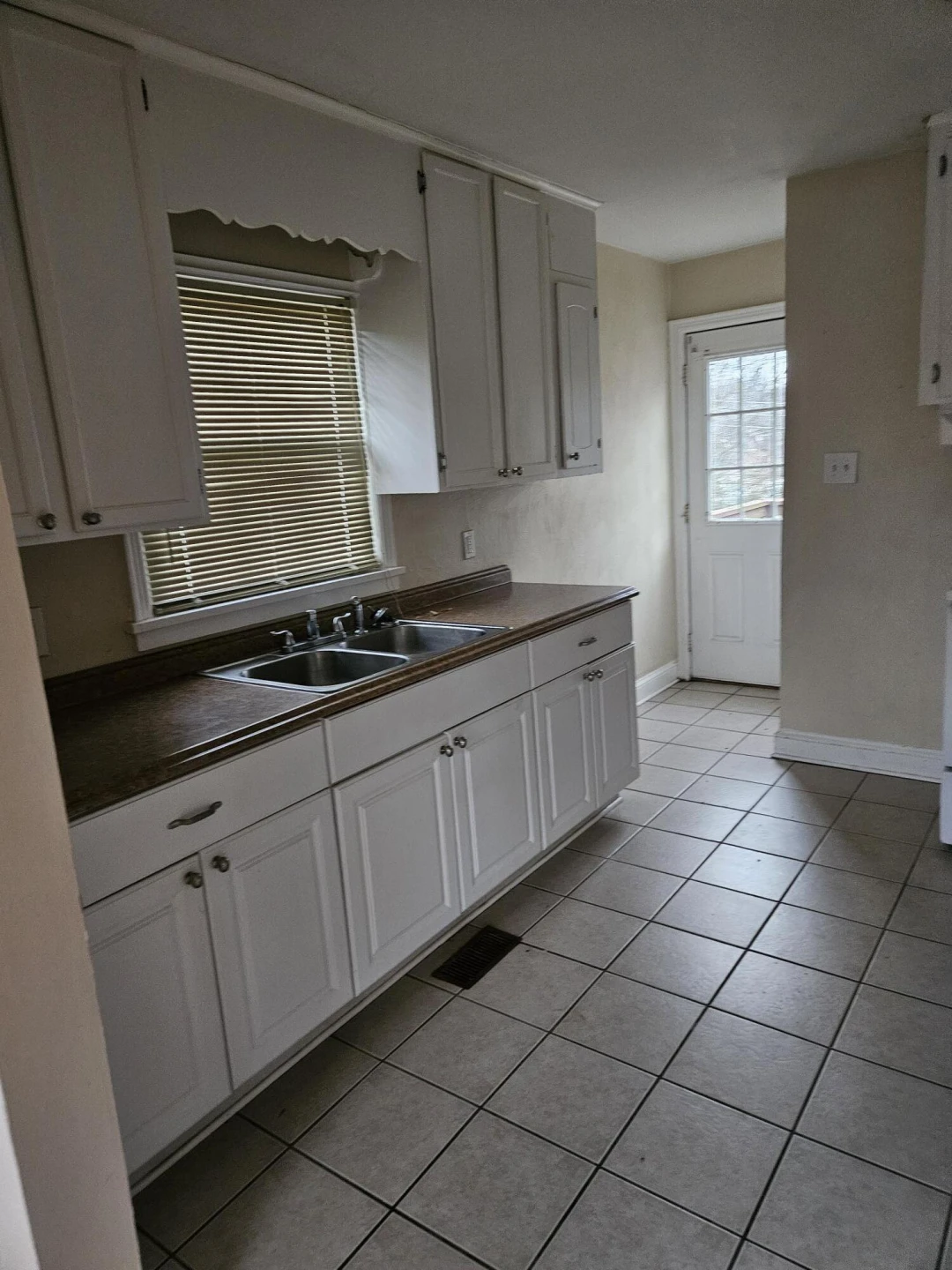 2718 Meadowview DR NW - Photo 3