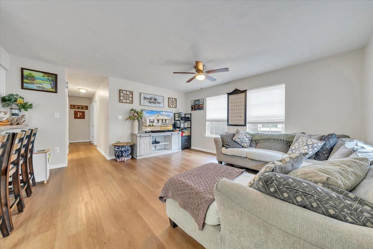 920 Mohawk AVE NE - Photo 2