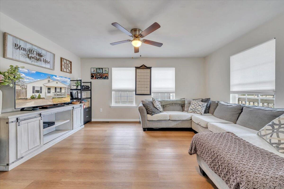 920 Mohawk AVE NE - Photo 3