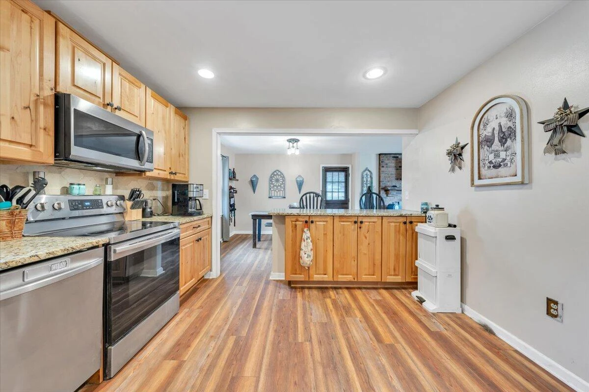 1122 Stratford DR - Photo 15