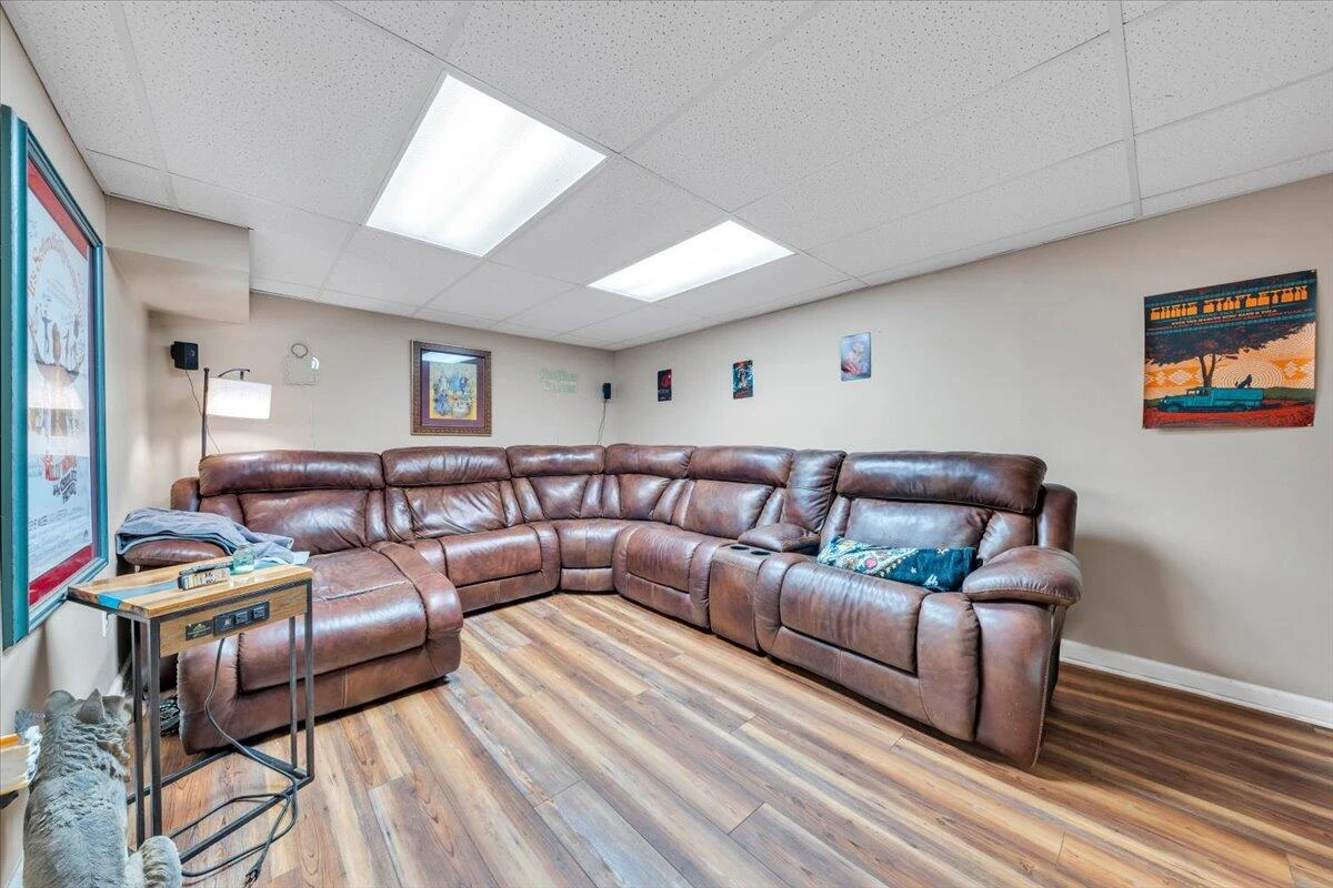 1122 Stratford DR - Photo 26
