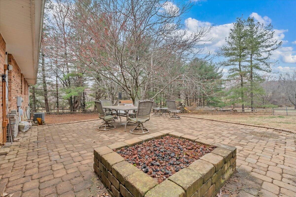 1122 Stratford DR - Photo 35