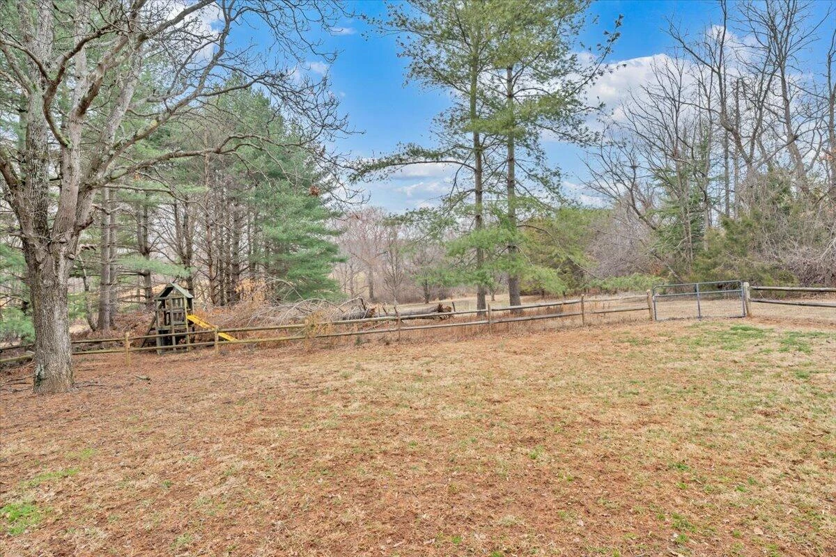 1122 Stratford DR - Photo 36