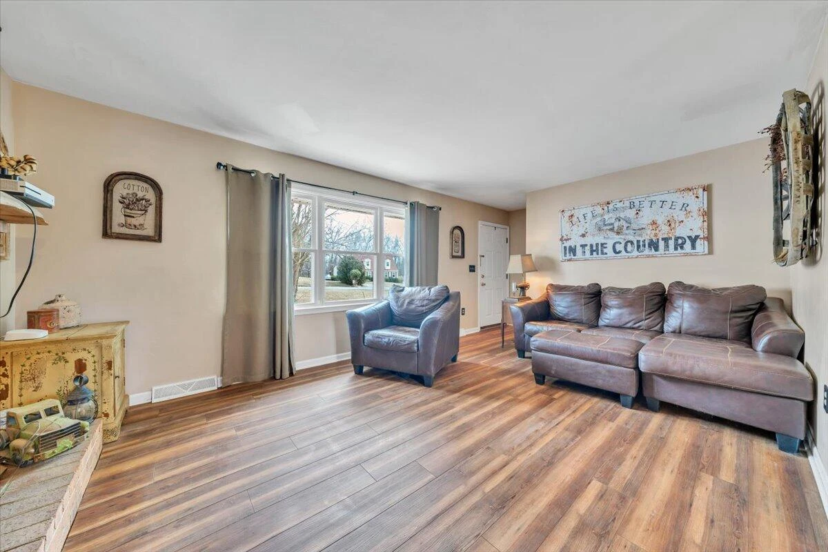 1122 Stratford DR - Photo 7
