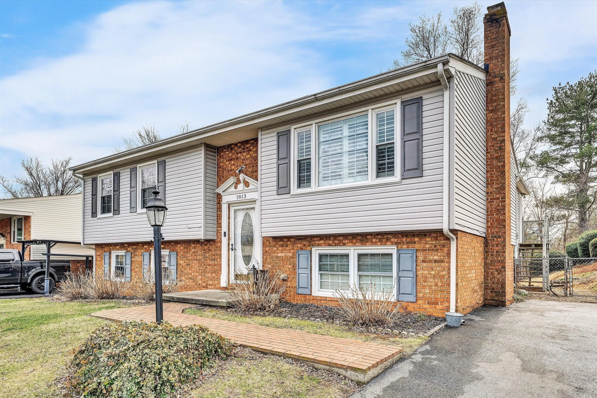 1813 Cambridge DR - Photo 3