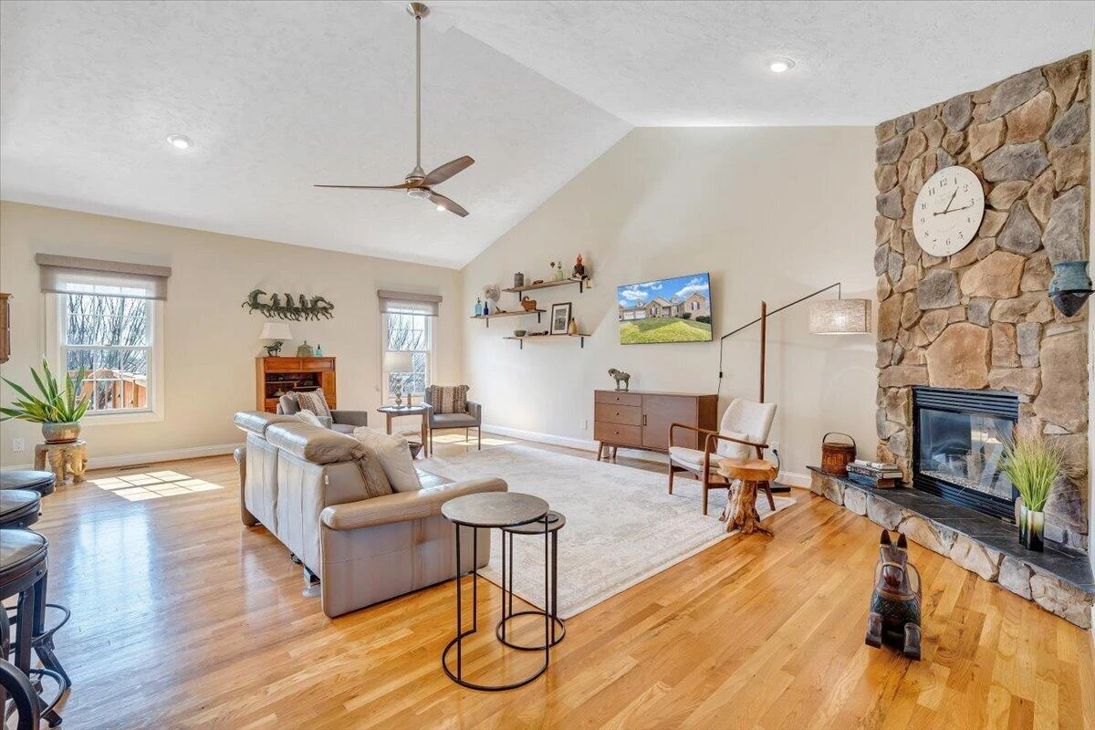 390 Stoneledge DR - Photo 16